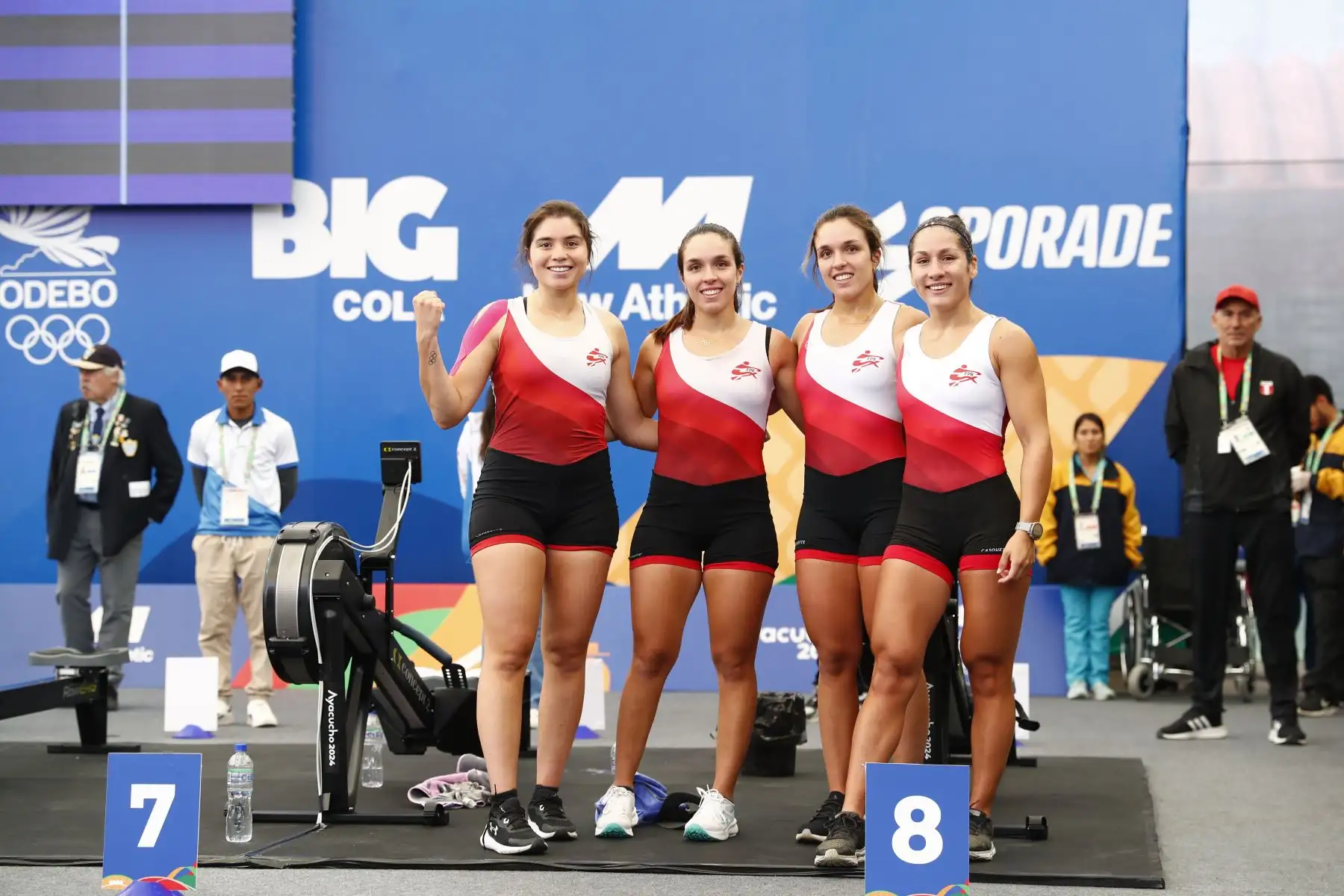 El equipo peruano de remoergómetro conformado por las atletas Alessia Palacios, Valeria Palacios, Adriana Sanguineti y Pamela Noya alcanzaron la medalla de plata en la competencia de remoergómetro categoría cuádruple femenina de los Juegos Bolivarianos Bicentenario Ayacucho 2024. Foto: ANDINA/Daniel Bracamonte
