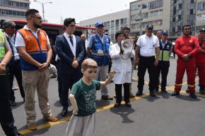 Los doctores, enfermeras y técnicas en enfermería repartieron volantes con mensajes preventivos para que no compren pirotécnicos. Foto: ANDINA/Difusión 