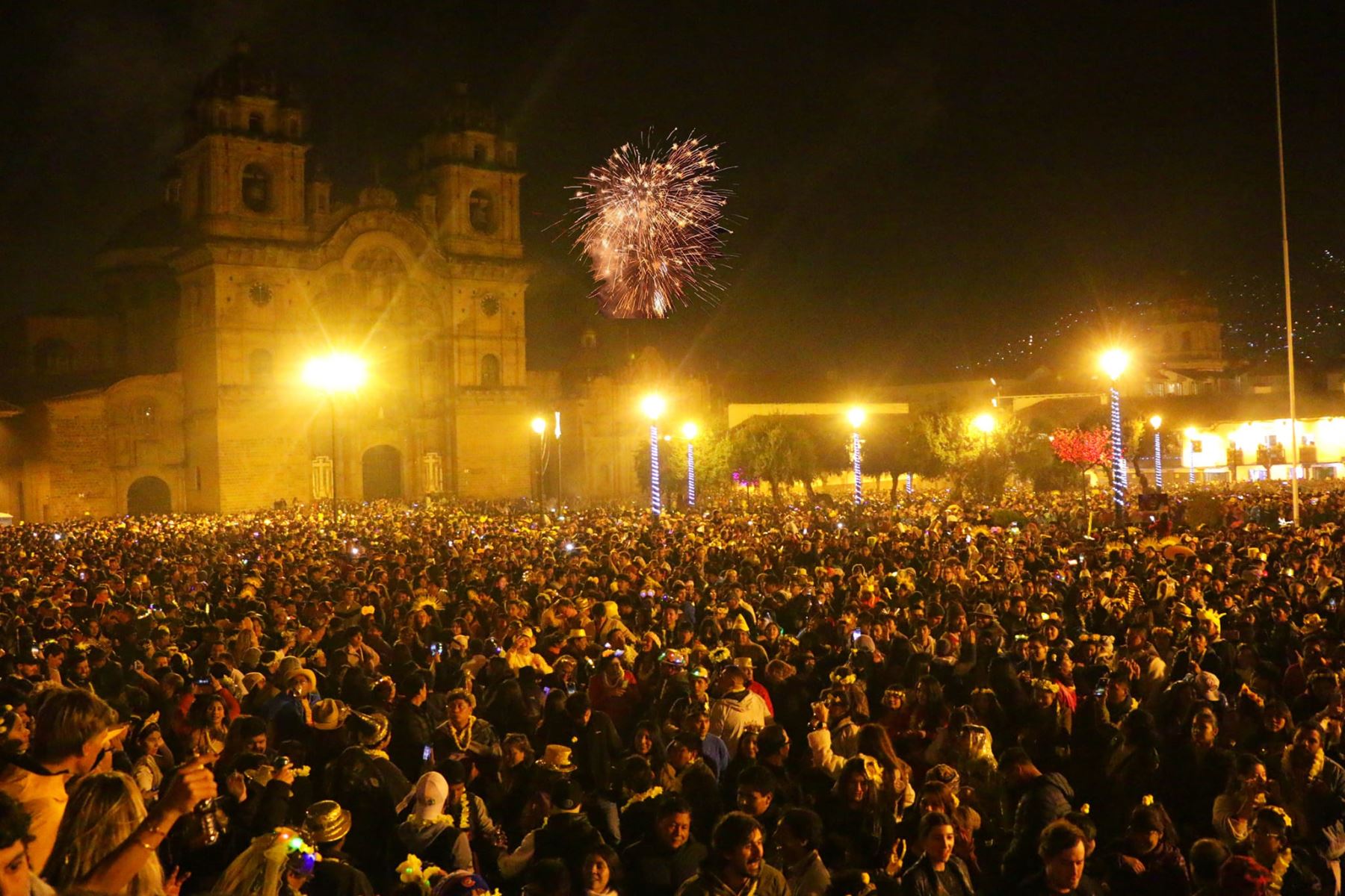 La plaza de Armas del Cusco recibe a miles de turistas que aguardan en el lugar la llegada del nuevo año.