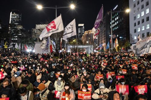 En Seúl, la población participa en una protesta para pedir la destitución del presidente de Corea del Sur, Yoon Suk Yeol, frente a la Asamblea Nacional. Foto: AFP