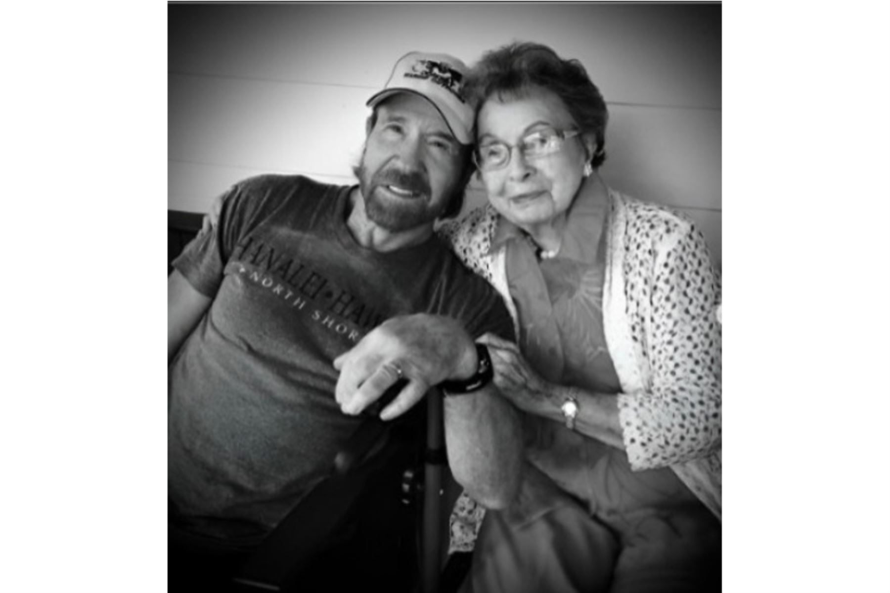 Chuck Norris y su amada madre, Wilma Scarberry. Foto: IG de Chuck Norris