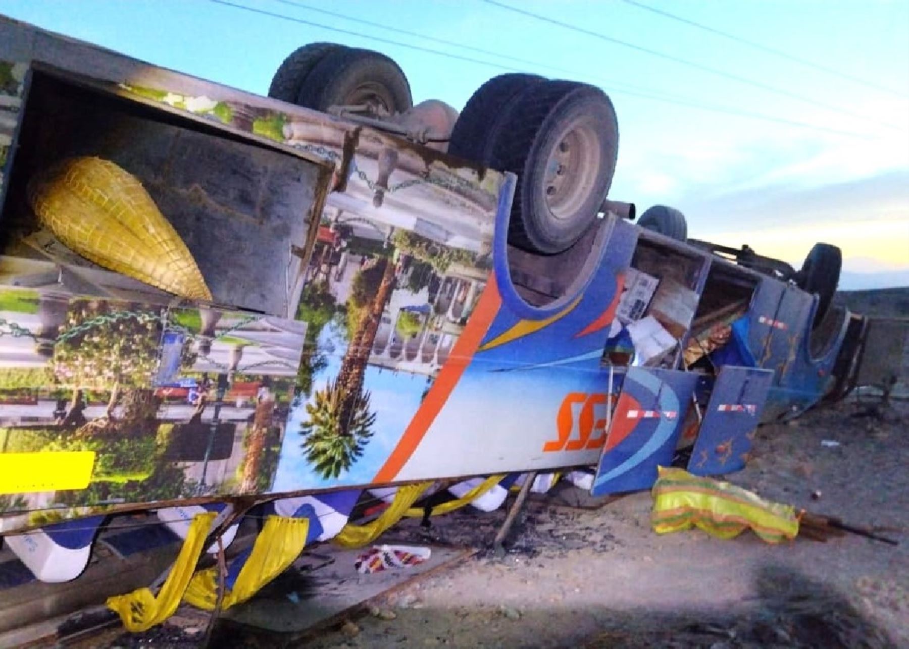 Accidente en Arequipa. Despiste y vuelco de un bus interprovincial dejó un muerto y 27 heridos en la región Arequipa. ANDINA/Difusión