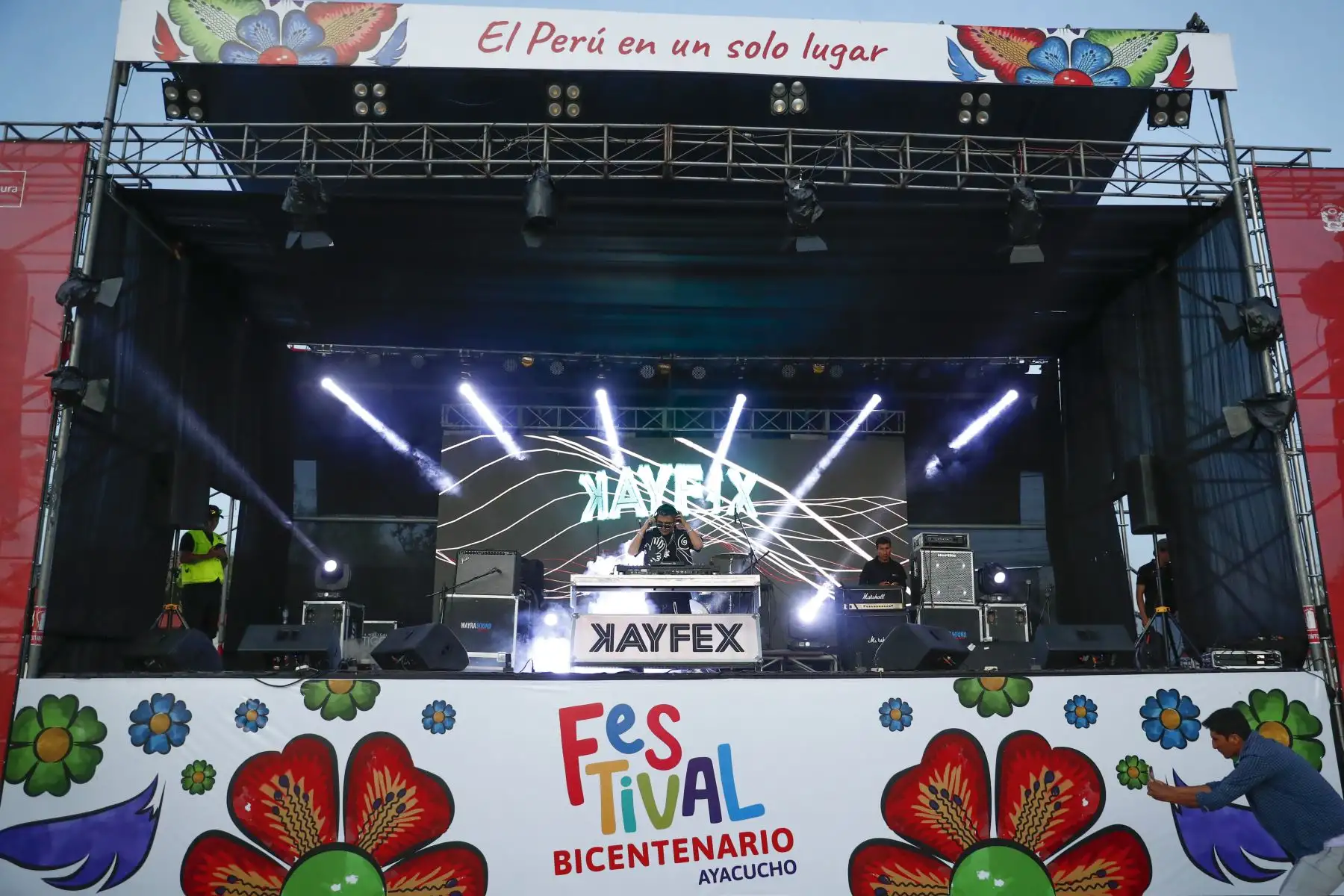 El Festival Bicentenario Ayacucho abrió sus puertas al público en la plaza de la Dirección Desconcentrada de Cultura de Huamanga, que se realiza del 6 al 8 de diciembre en el marco de las celebraciones por el bicentenario de la Batalla de Ayacucho que selló la independencia del Perú, y en donde los asistentes podrán degustar la gastronomía de todas las regiones del Perú, así como cócteles clásicos, y sobre todo disfrutar de los conciertos al aire libre en donde se presentan destacados artistas como Uschpa, Kayfex y Los Mirlos, entre otros. Foto: ANDINA/Daniel Bracamonte