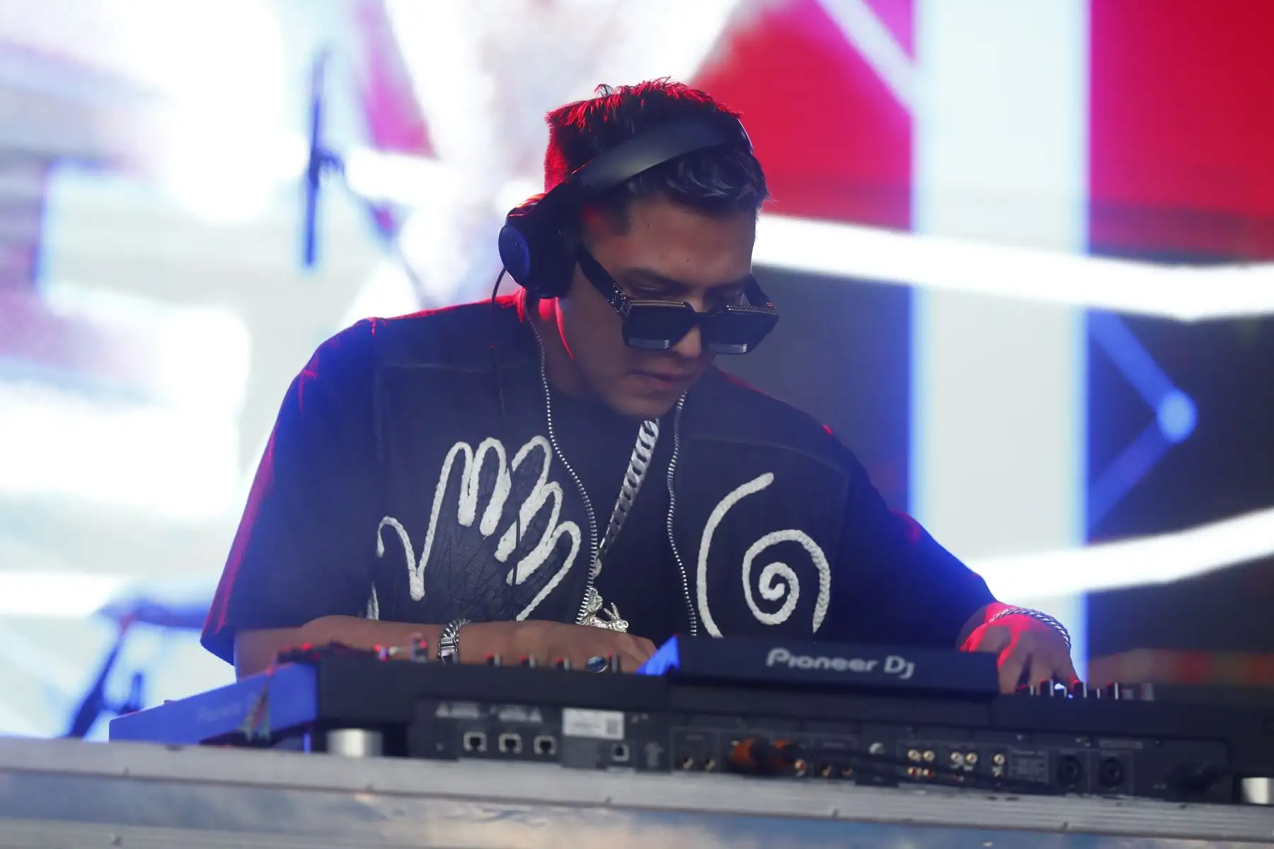 El Festival Bicentenario Ayacucho abrió sus puertas al público en la plaza de la Dirección Desconcentrada de Cultura de Huamanga, que se realiza del 6 al 8 de diciembre en el marco de las celebraciones por el bicentenario de la Batalla de Ayacucho que selló la independencia del Perú, y en donde los asistentes podrán degustar la gastronomía de todas las regiones del Perú, así como cócteles clásicos, y sobre todo disfrutar de los conciertos al aire libre en donde se presentan destacados artistas como Uschpa, Kayfex y Los Mirlos, entre otros. Foto: ANDINA/Daniel Bracamonte