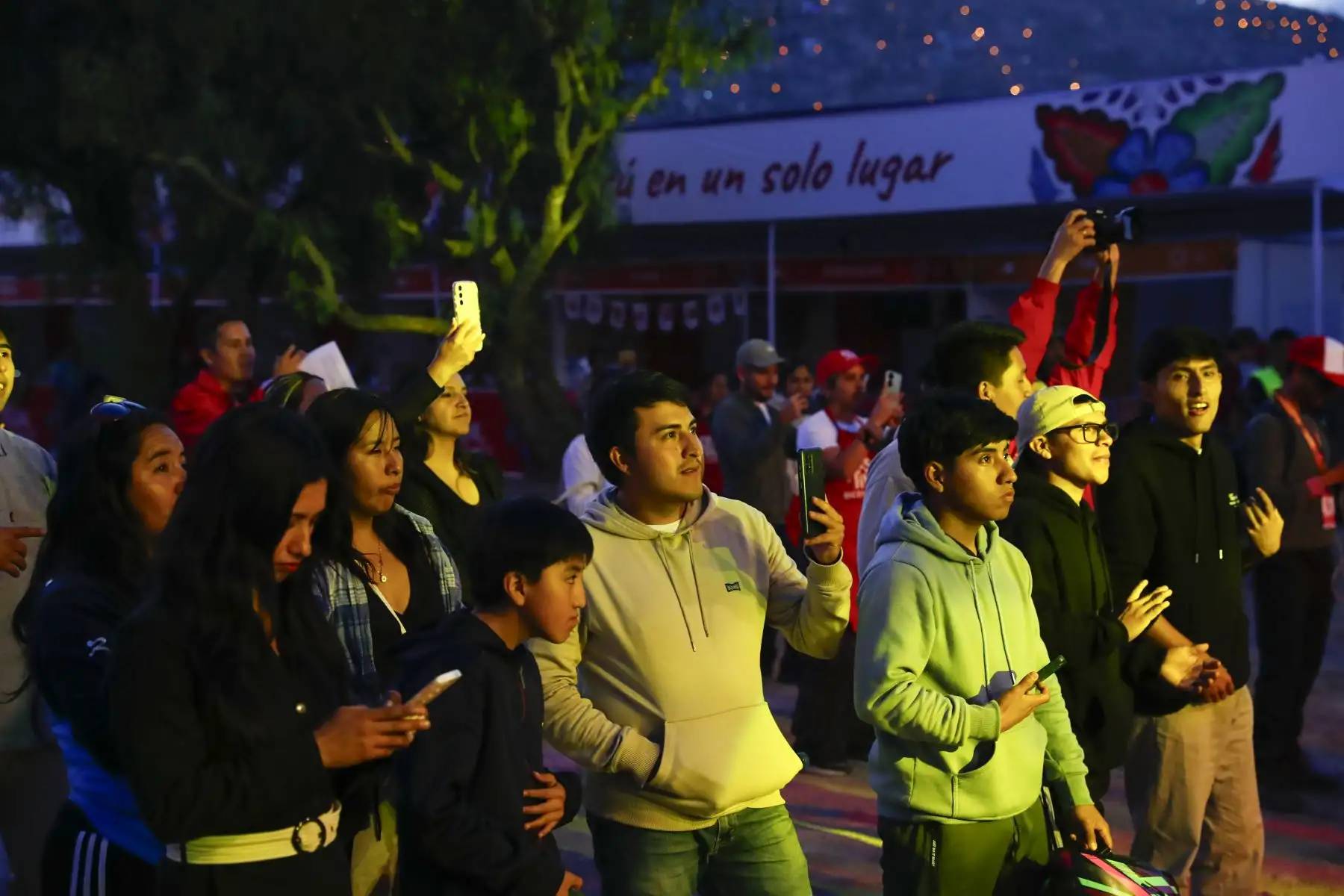 El Festival Bicentenario Ayacucho abrió sus puertas al público en la plaza de la Dirección Desconcentrada de Cultura de Huamanga, que se realiza del 6 al 8 de diciembre en el marco de las celebraciones por el bicentenario de la Batalla de Ayacucho que selló la independencia del Perú, y en donde los asistentes podrán degustar la gastronomía de todas las regiones del Perú, así como cócteles clásicos, y sobre todo disfrutar de los conciertos al aire libre en donde se presentan destacados artistas como Uschpa, Kayfex y Los Mirlos, entre otros. Foto: ANDINA/Daniel Bracamonte