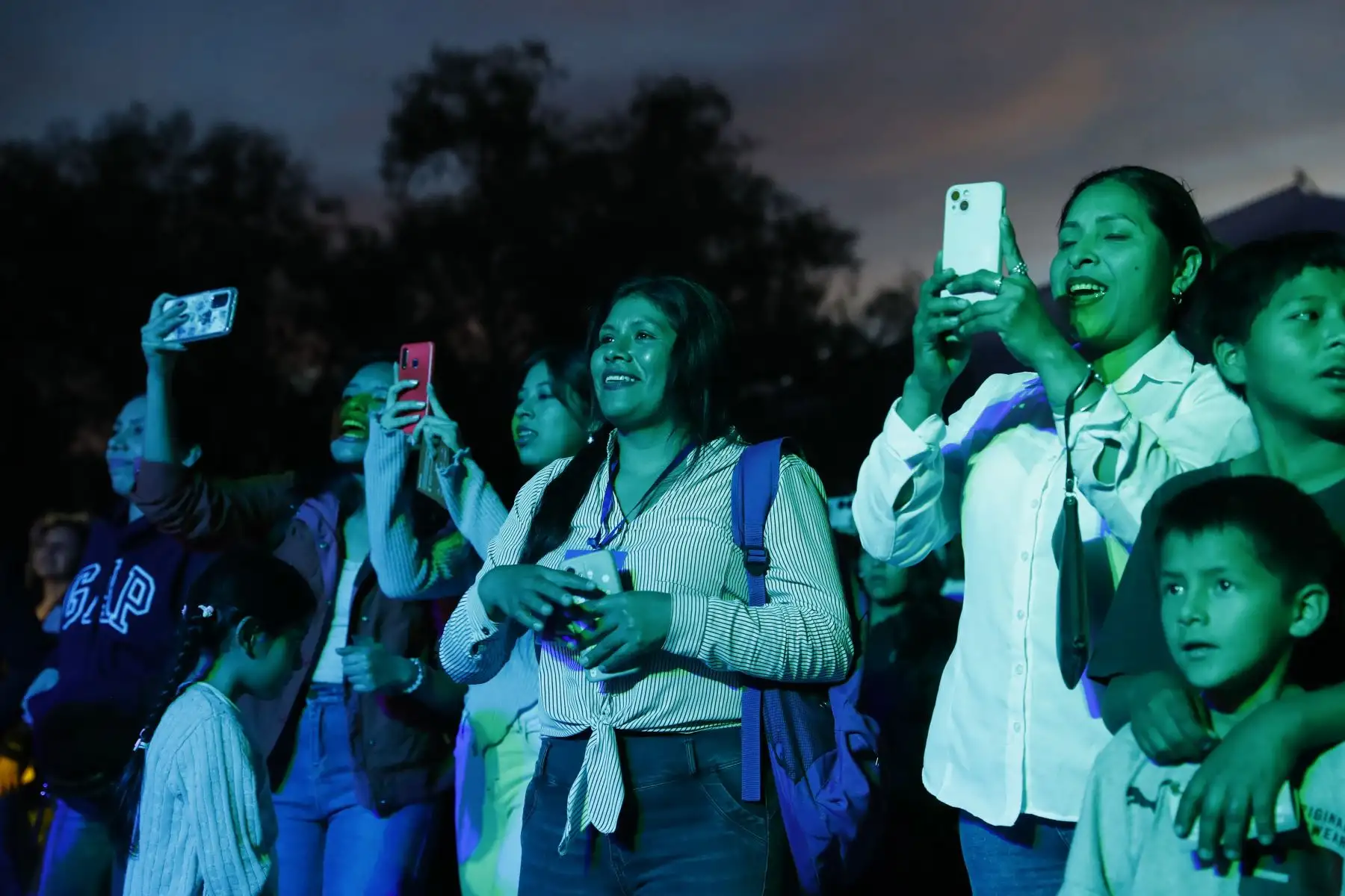 El Festival Bicentenario Ayacucho abrió sus puertas al público en la plaza de la Dirección Desconcentrada de Cultura de Huamanga, que se realiza del 6 al 8 de diciembre en el marco de las celebraciones por el bicentenario de la Batalla de Ayacucho que selló la independencia del Perú, y en donde los asistentes podrán degustar la gastronomía de todas las regiones del Perú, así como cócteles clásicos, y sobre todo disfrutar de los conciertos al aire libre en donde se presentan destacados artistas como Uschpa, Kayfex y Los Mirlos, entre otros. Foto: ANDINA/Daniel Bracamonte