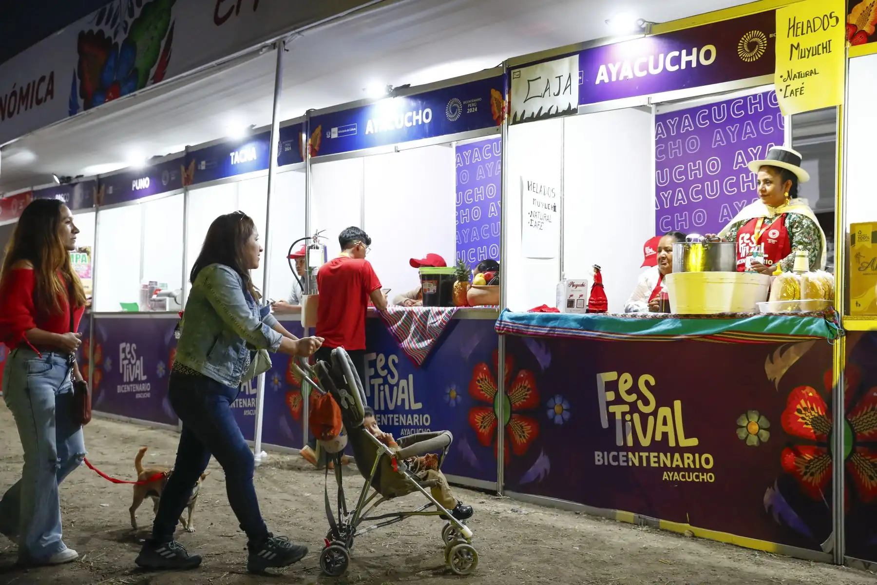 El Festival Bicentenario Ayacucho abrió sus puertas al público en la plaza de la Dirección Desconcentrada de Cultura de Huamanga, que se realiza del 6 al 8 de diciembre en el marco de las celebraciones por el bicentenario de la Batalla de Ayacucho que selló la independencia del Perú, y en donde los asistentes podrán degustar la gastronomía de todas las regiones del Perú, así como cócteles clásicos, y sobre todo disfrutar de los conciertos al aire libre en donde se presentan destacados artistas como Uschpa, Kayfex y Los Mirlos, entre otros. Foto: ANDINA/Daniel Bracamonte