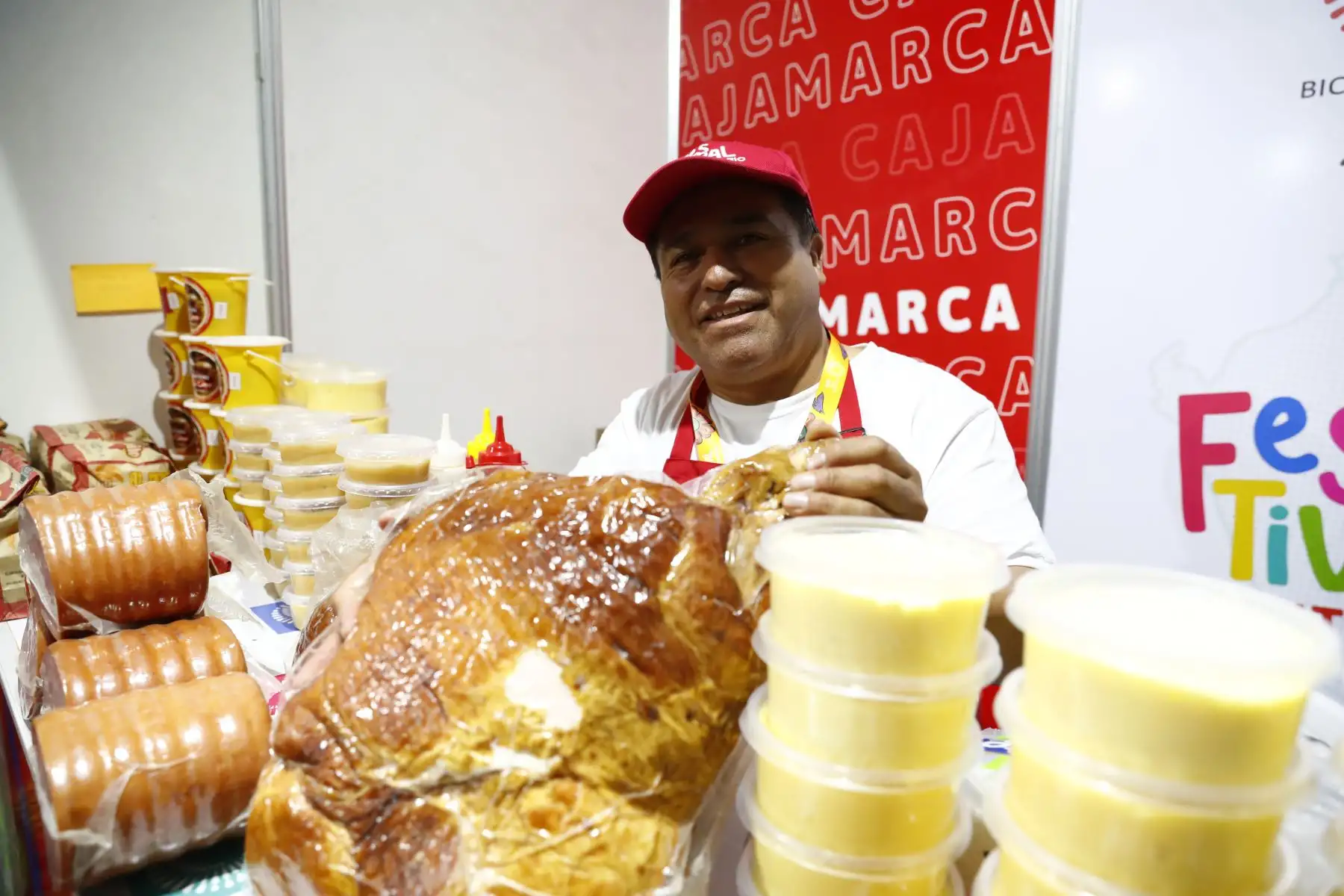 El Festival Bicentenario Ayacucho abrió sus puertas al público en la plaza de la Dirección Desconcentrada de Cultura de Huamanga, que se realiza del 6 al 8 de diciembre en el marco de las celebraciones por el bicentenario de la Batalla de Ayacucho que selló la independencia del Perú, y en donde los asistentes podrán degustar la gastronomía de todas las regiones del Perú, así como cócteles clásicos, y sobre todo disfrutar de los conciertos al aire libre en donde se presentan destacados artistas como Uschpa, Kayfex y Los Mirlos, entre otros. Foto: ANDINA/Daniel Bracamonte