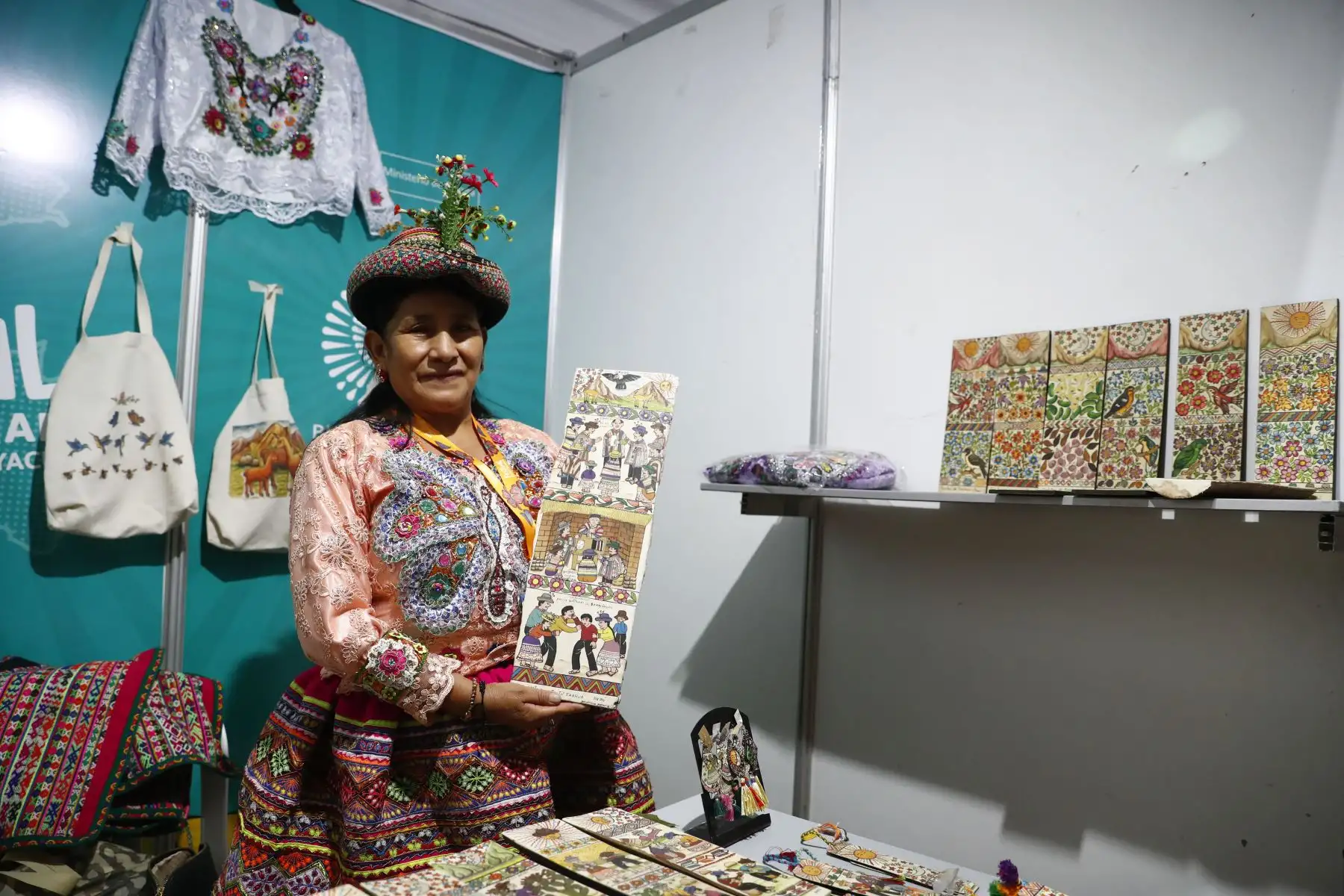 El Festival Bicentenario Ayacucho abrió sus puertas al público en la plaza de la Dirección Desconcentrada de Cultura de Huamanga, que se realiza del 6 al 8 de diciembre en el marco de las celebraciones por el bicentenario de la Batalla de Ayacucho que selló la independencia del Perú, y en donde los asistentes podrán degustar la gastronomía de todas las regiones del Perú, así como cócteles clásicos, y sobre todo disfrutar de los conciertos al aire libre en donde se presentan destacados artistas como Uschpa, Kayfex y Los Mirlos, entre otros. Foto: ANDINA/Daniel Bracamonte