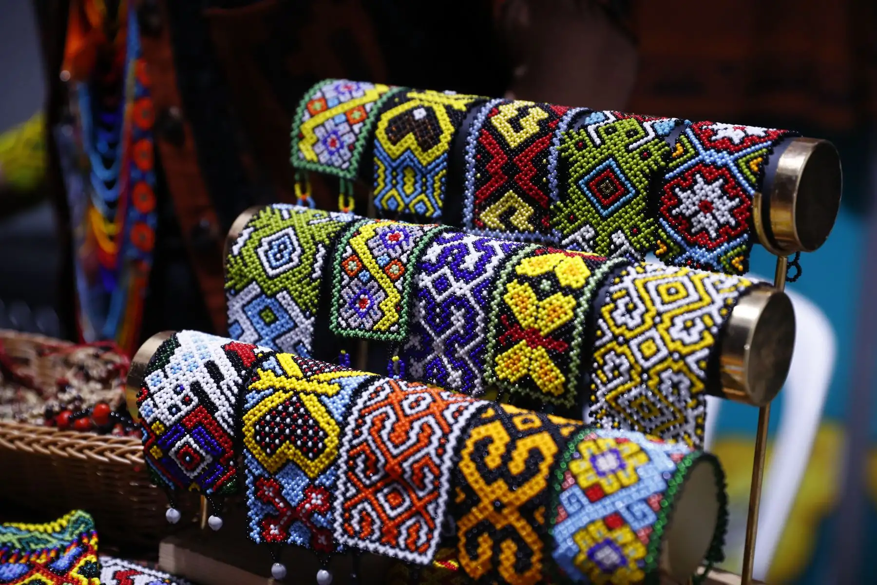 El Festival Bicentenario Ayacucho abrió sus puertas al público en la plaza de la Dirección Desconcentrada de Cultura de Huamanga, que se realiza del 6 al 8 de diciembre en el marco de las celebraciones por el bicentenario de la Batalla de Ayacucho que selló la independencia del Perú, y en donde los asistentes podrán degustar la gastronomía de todas las regiones del Perú, así como cócteles clásicos, y sobre todo disfrutar de los conciertos al aire libre en donde se presentan destacados artistas como Uschpa, Kayfex y Los Mirlos, entre otros. Foto: ANDINA/Daniel Bracamonte