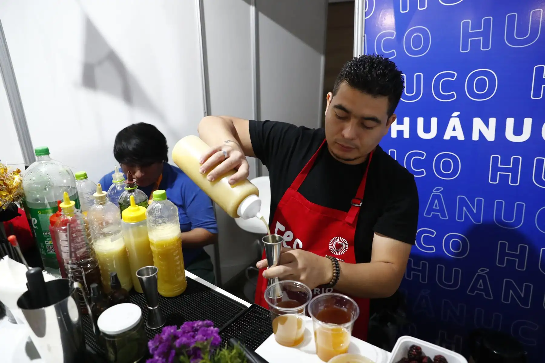 El Festival Bicentenario Ayacucho abrió sus puertas al público en la plaza de la Dirección Desconcentrada de Cultura de Huamanga, que se realiza del 6 al 8 de diciembre en el marco de las celebraciones por el bicentenario de la Batalla de Ayacucho que selló la independencia del Perú, y en donde los asistentes podrán degustar la gastronomía de todas las regiones del Perú, así como cócteles clásicos, y sobre todo disfrutar de los conciertos al aire libre en donde se presentan destacados artistas como Uschpa, Kayfex y Los Mirlos, entre otros. Foto: ANDINA/Daniel Bracamonte