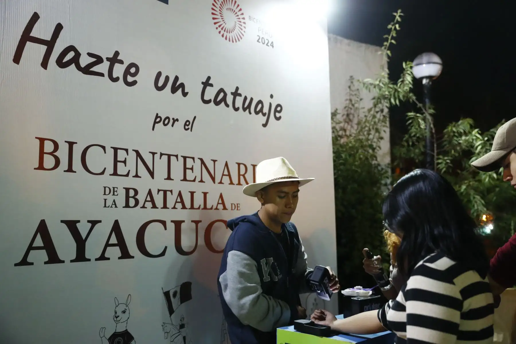 El Festival Bicentenario Ayacucho abrió sus puertas al público en la plaza de la Dirección Desconcentrada de Cultura de Huamanga, que se realiza del 6 al 8 de diciembre en el marco de las celebraciones por el bicentenario de la Batalla de Ayacucho que selló la independencia del Perú, y en donde los asistentes podrán degustar la gastronomía de todas las regiones del Perú, así como cócteles clásicos, y sobre todo disfrutar de los conciertos al aire libre en donde se presentan destacados artistas como Uschpa, Kayfex y Los Mirlos, entre otros. Foto: ANDINA/Daniel Bracamonte