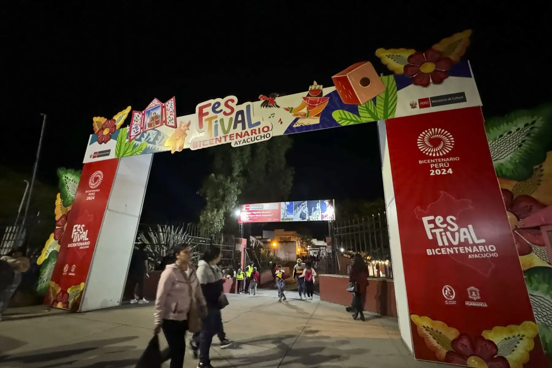 El Festival Bicentenario Ayacucho abrió sus puertas al público en la plaza de la Dirección Desconcentrada de Cultura de Huamanga, que se realiza del 6 al 8 de diciembre en el marco de las celebraciones por el bicentenario de la Batalla de Ayacucho que selló la independencia del Perú, y en donde los asistentes podrán degustar la gastronomía de todas las regiones del Perú, así como cócteles clásicos, y sobre todo disfrutar de los conciertos al aire libre en donde se presentan destacados artistas como Uschpa, Kayfex y Los Mirlos, entre otros. Foto: ANDINA/Daniel Bracamonte