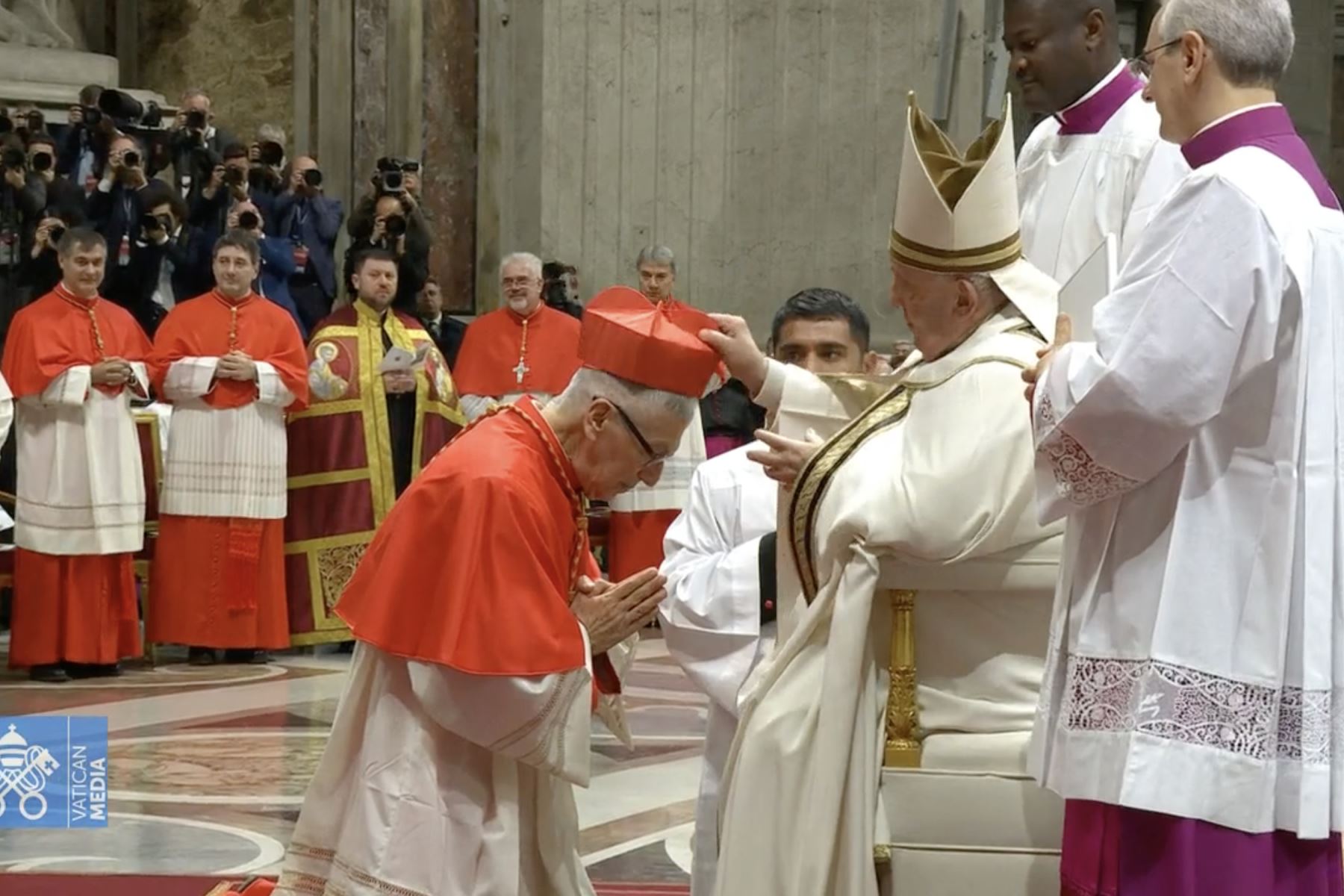 El papa Francisco elevó al rango de cardenal a 21 prelados de los cinco continentes, entre ellos Carlos Castillo de Perú. Foto: Captura TV