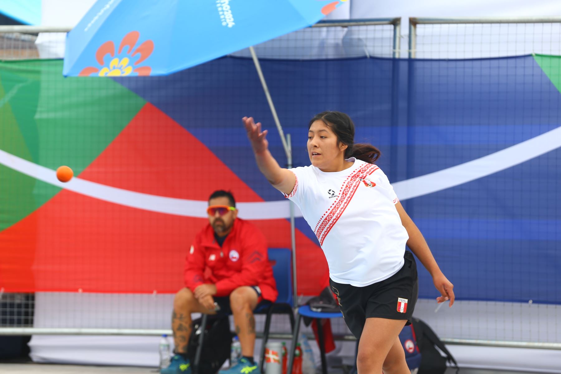 Desde el complejo Canaan Alto de Ayacucho se desarrolla la competencia de frontón de los Juegos Bolivarianos Bicentenario Ayacucho 2024 , en donde la peruana Cristina de los Angeles perdió ante la representante de Chile  en la categoría frontball femenina. Foto: ANDINA/Eddy Ramos