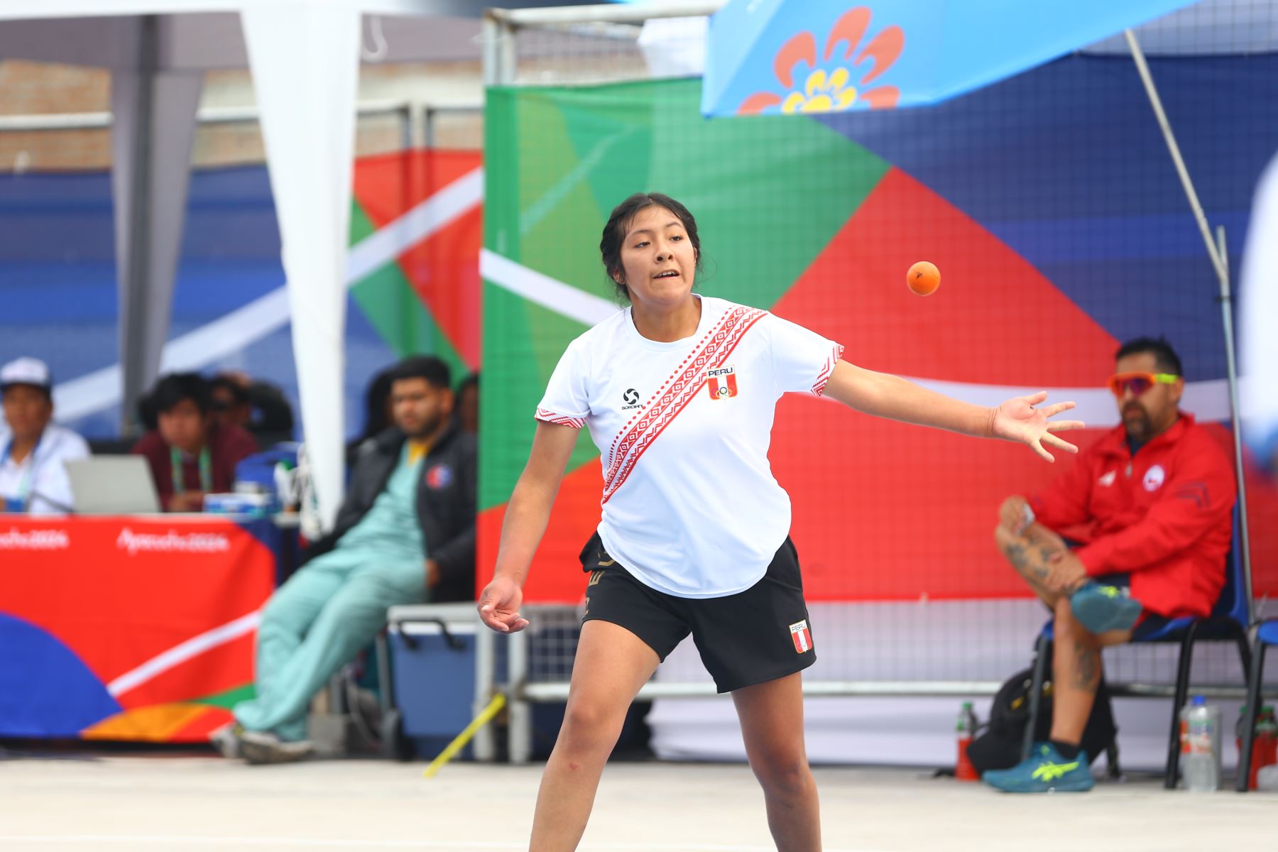 Desde el complejo Canaan Alto de Ayacucho se desarrolla la competencia de frontón de los Juegos Bolivarianos Bicentenario Ayacucho 2024 , en donde la peruana Cristina de los Angeles perdió ante la representante de Chile  en la categoría frontball femenina. Foto: ANDINA/Eddy Ramos