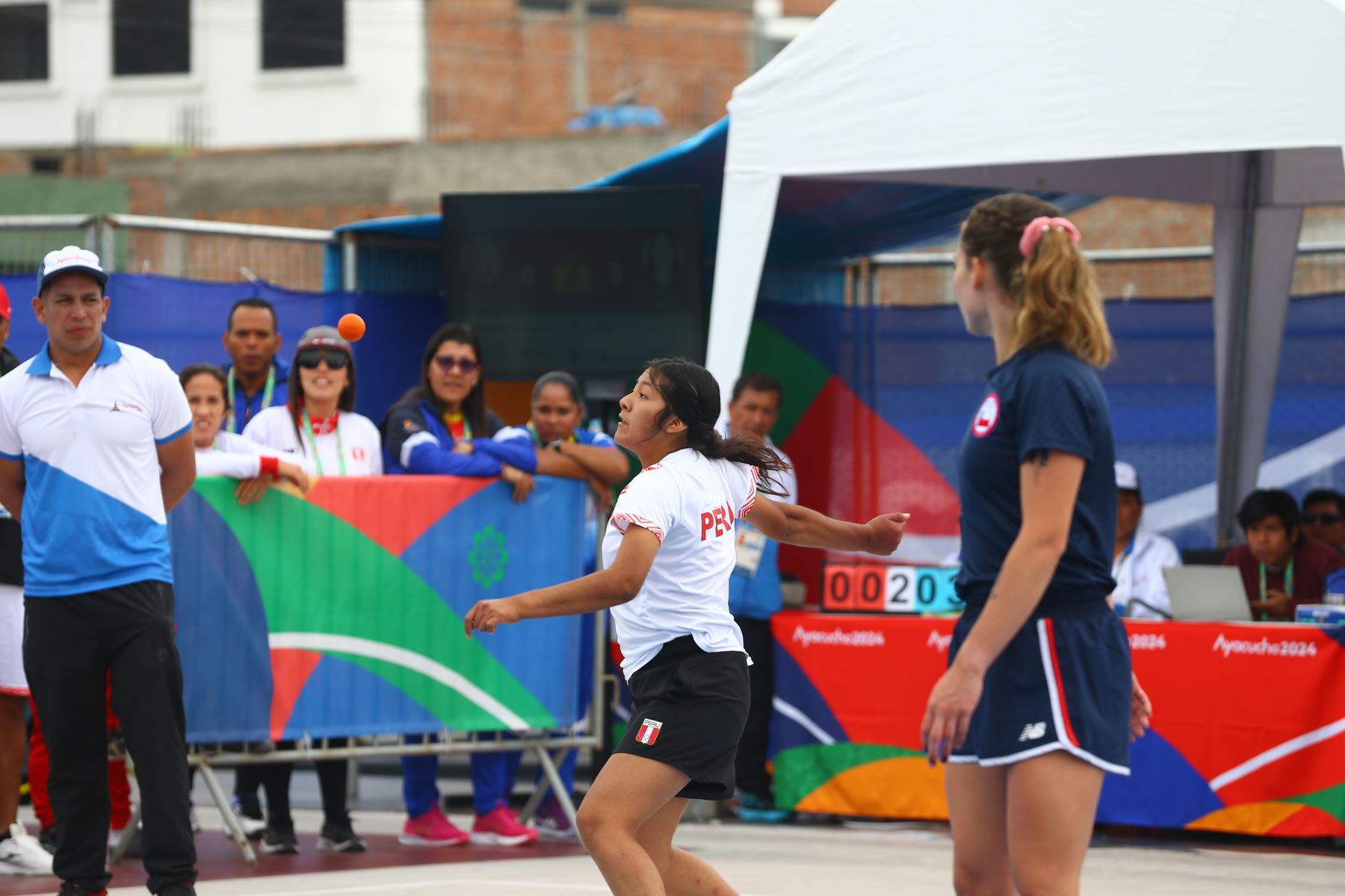 Desde el complejo Canaan Alto de Ayacucho se desarrolla la competencia de frontón de los Juegos Bolivarianos Bicentenario Ayacucho 2024 , en donde la peruana Cristina de los Angeles perdió ante la representante de Chile  en la categoría frontball femenina. Foto: ANDINA/Eddy Ramos