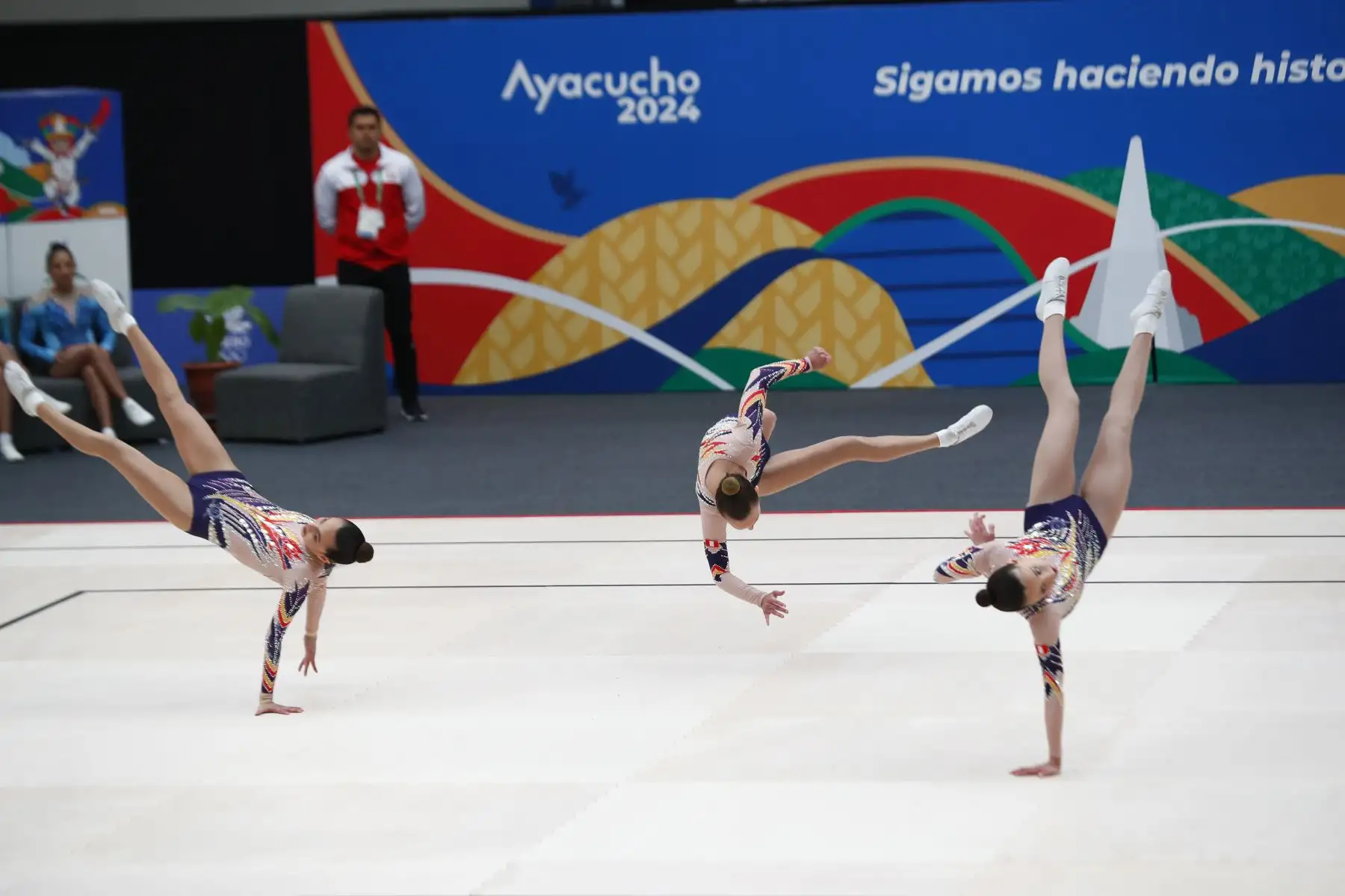 Así fue la participación de Perú en su segundo día de competencia en gimnasia de los Juegos Bolivarianos Bicentenario Ayacucho 2024, desde el colegio Nuestra Señora de las Mercedes, en la categoría trío mixta, teniendo como exponentes a las gimnastas Alessandra Petrozzi, Alessia Rodríguez, Paulina Larrea, Thais Fernández, Josefina Canales y Paula Sánchez León. Foto: ANDINA/Daniel Bracamonte