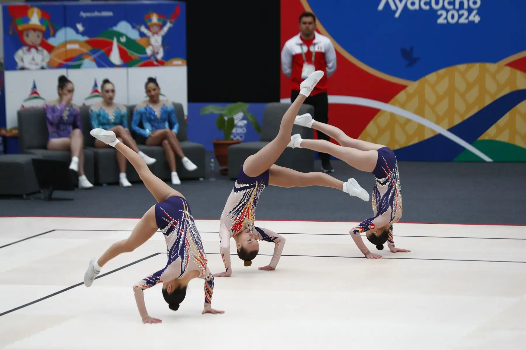 Así fue la participación de Perú en su segundo día de competencia en gimnasia de los Juegos Bolivarianos Bicentenario Ayacucho 2024, desde el colegio Nuestra Señora de las Mercedes, en la categoría trío mixta, teniendo como exponentes a las gimnastas Alessandra Petrozzi, Alessia Rodríguez, Paulina Larrea, Thais Fernández, Josefina Canales y Paula Sánchez León. Foto: ANDINA/Daniel Bracamonte