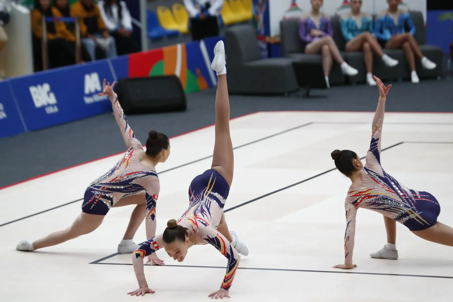 Así fue la participación de Perú en su segundo día de competencia en gimnasia de los Juegos Bolivarianos Bicentenario Ayacucho 2024, desde el colegio Nuestra Señora de las Mercedes, en la categoría trío mixta, teniendo como exponentes a las gimnastas Alessandra Petrozzi, Alessia Rodríguez, Paulina Larrea, Thais Fernández, Josefina Canales y Paula Sánchez León. Foto: ANDINA/Daniel Bracamonte