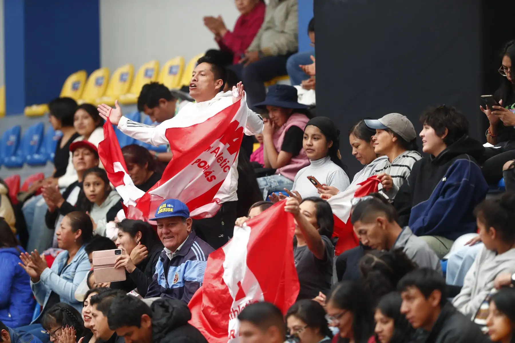 Así fue la participación de Perú en su segundo día de competencia en gimnasia de los Juegos Bolivarianos Bicentenario Ayacucho 2024, desde el colegio Nuestra Señora de las Mercedes, en la categoría trío mixta, teniendo como exponentes a las gimnastas Alessandra Petrozzi, Alessia Rodríguez, Paulina Larrea, Thais Fernández, Josefina Canales y Paula Sánchez León. Foto: ANDINA/Daniel Bracamonte