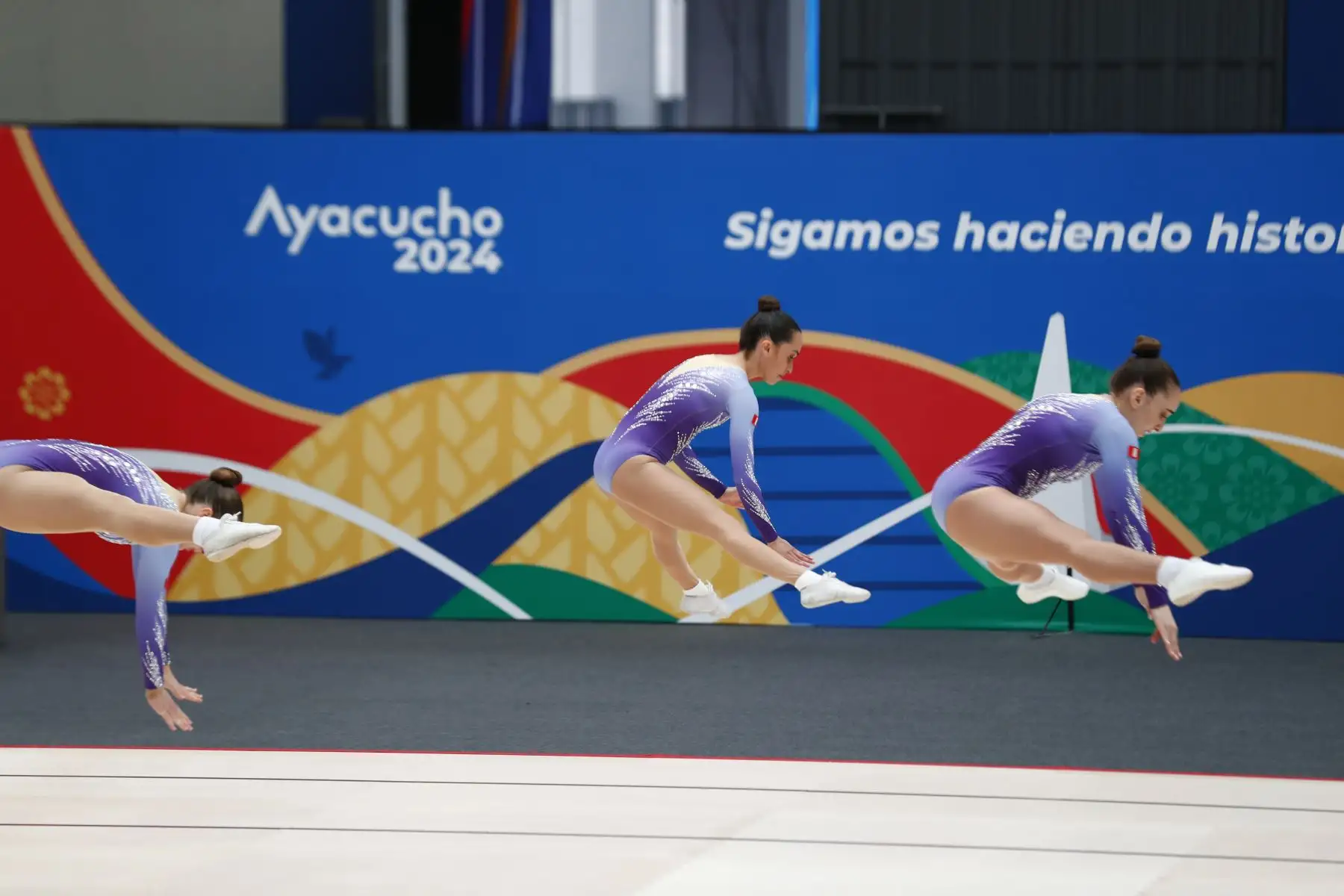 Así fue la participación de Perú en su segundo día de competencia en gimnasia de los Juegos Bolivarianos Bicentenario Ayacucho 2024, desde el colegio Nuestra Señora de las Mercedes, en la categoría grupo mixta, teniendo como exponentes a las gimnastas Alessandra Petrozzi, Alessia Rodríguez, Paulina Larrea, Thais Fernández, Josefina Canales, Paula Sánchez León, Sofía Rodríguez, Gianna Benavides, María Lizárraga y Fiorella Dauriol. Foto: ANDINA/Daniel Bracamonte