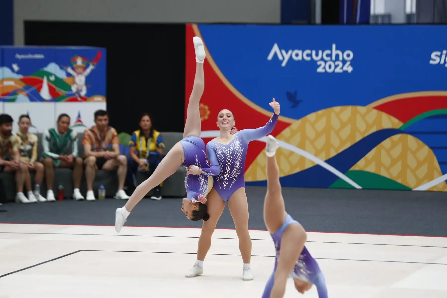 Así fue la participación de Perú en su segundo día de competencia en gimnasia de los Juegos Bolivarianos Bicentenario Ayacucho 2024, desde el colegio Nuestra Señora de las Mercedes, en la categoría grupo mixta, teniendo como exponentes a las gimnastas Alessandra Petrozzi, Alessia Rodríguez, Paulina Larrea, Thais Fernández, Josefina Canales, Paula Sánchez León, Sofía Rodríguez, Gianna Benavides, María Lizárraga y Fiorella Dauriol. Foto: ANDINA/Daniel Bracamonte