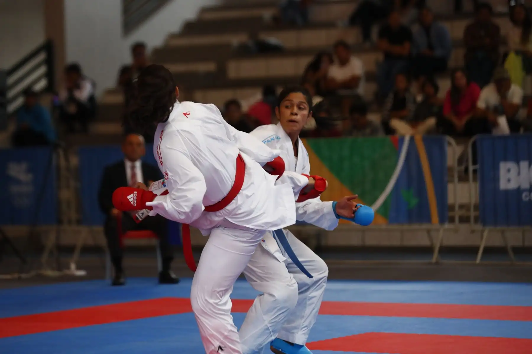 Así fue la participación de Perú en el torneo de karate de los Juegos Bolivarianos Bicentenario Ayacucho 2024, en el coliseo del colegio Mariscal Cáceres de Huamanga, en la que nuestra peleadora Sol Karina Cabrera se enfrentó a las representantes de Guatemala, República Dominicana y Chile por la categoría 61kg femenina. Foto: ANDINA/Daniel Bracamonte