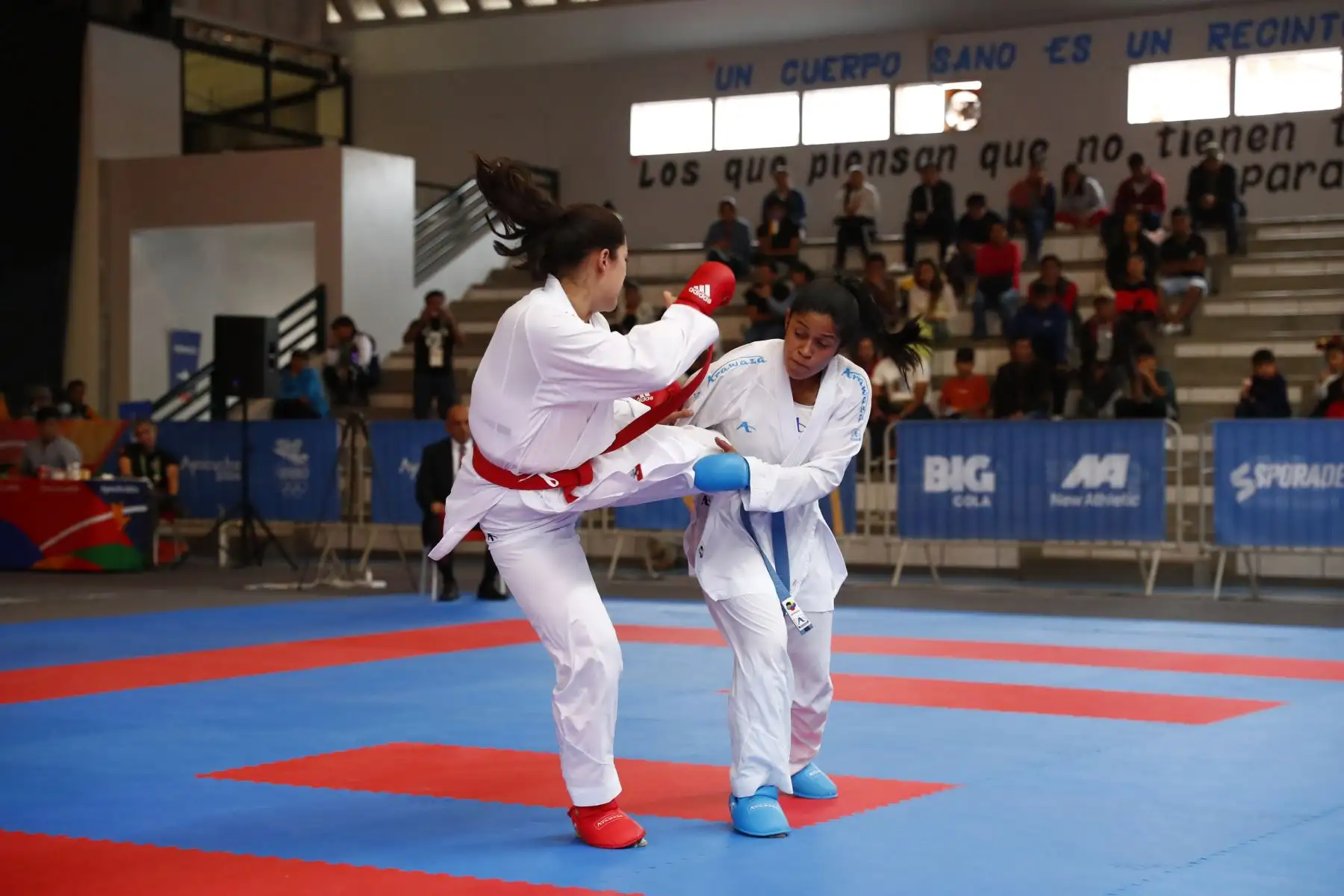 Así fue la participación de Perú en el torneo de karate de los Juegos Bolivarianos Bicentenario Ayacucho 2024, en el coliseo del colegio Mariscal Cáceres de Huamanga, en la que nuestra peleadora Sol Karina Cabrera se enfrentó a las representantes de Guatemala, República Dominicana y Chile por la categoría 61kg femenina. Foto: ANDINA/Daniel Bracamonte