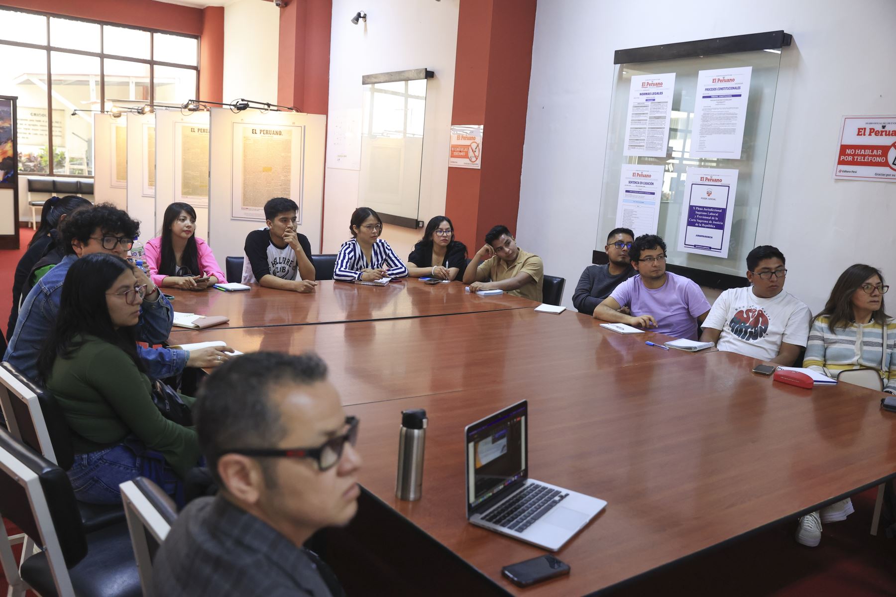 Estudiantes de la maestría de Comunicación Organizacional y Desarrollo Social de la UNASAM visitaron las instalaciones de Editora Perú para formar parte de la experiencia Vive Andina.