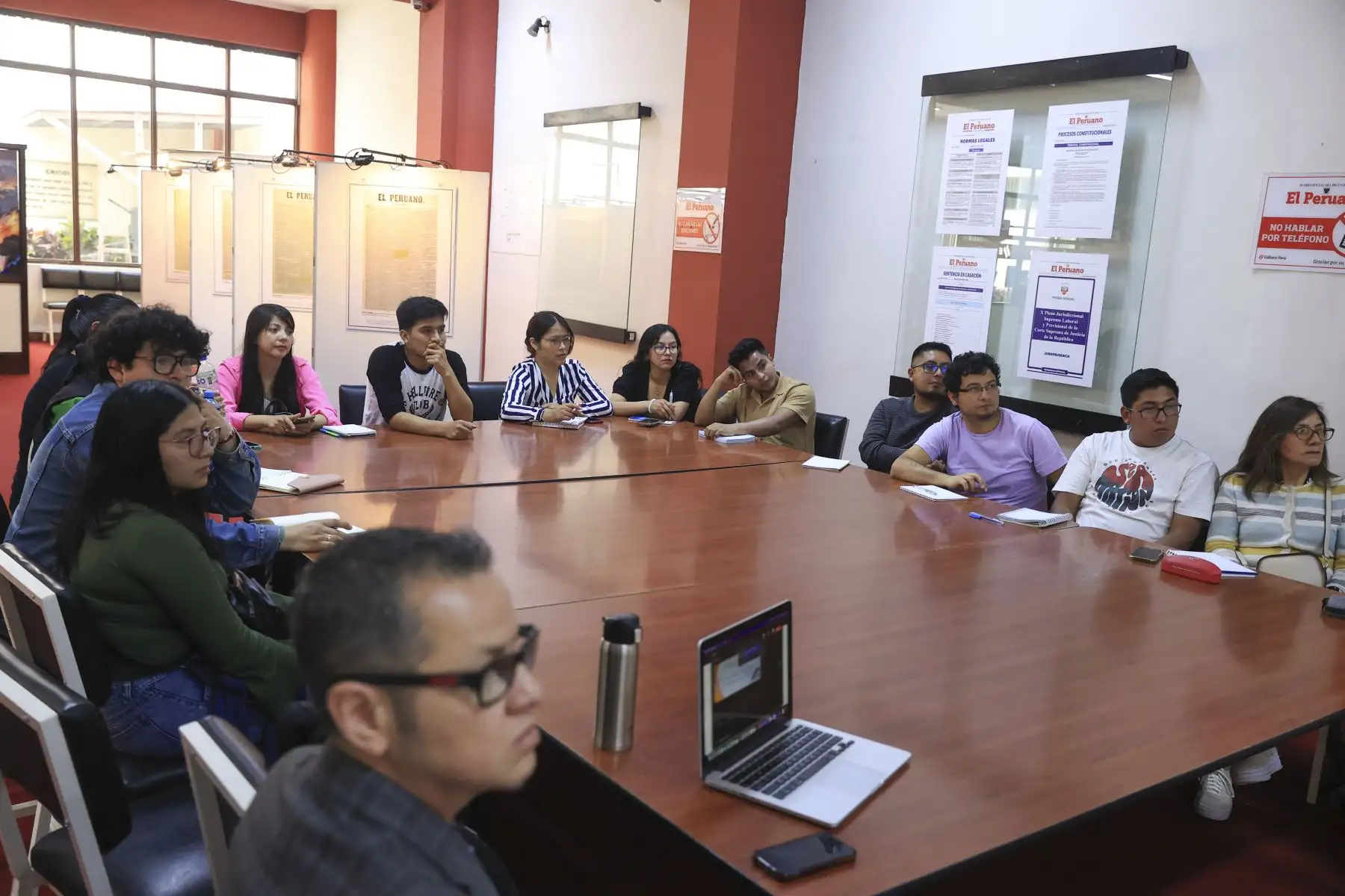 Estudiantes de la maestría de Comunicación Organizacional y Desarrollo Social de la UNASAM visitaron las instalaciones de Editora Perú para formar parte de la experiencia Vive Andina.