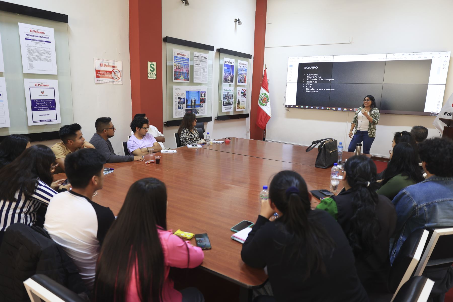 Estudiantes de la maestría de Comunicación Organizacional y Desarrollo Social de la UNASAM visitaron las instalaciones de Editora Perú para formar parte de la experiencia Vive Andina.