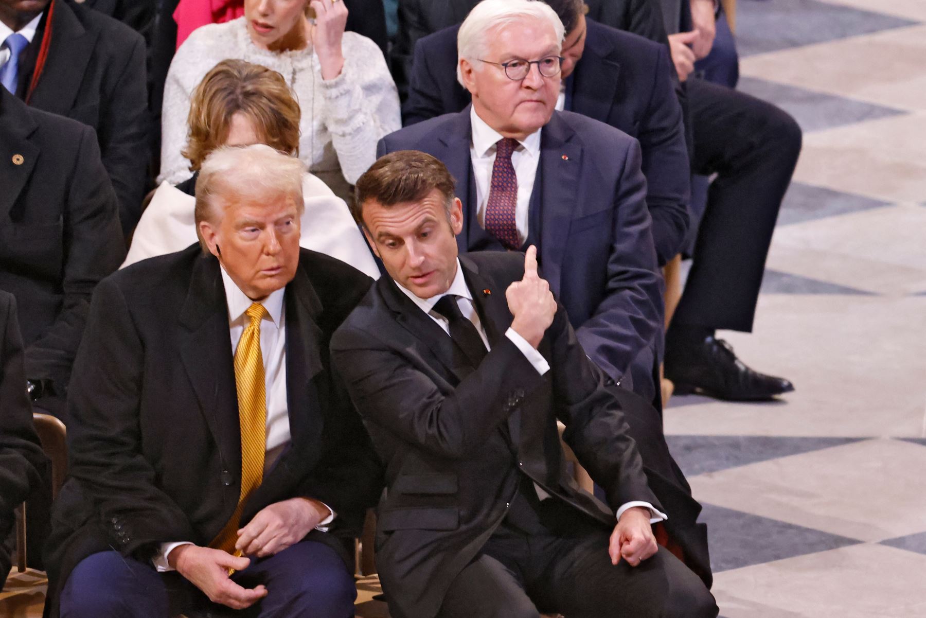 El presidente francés, Emmanuel Macron  conversa con el presidente electo de Estados Unidos, Donald Trump, en el interior de la catedral de Notre-Dame, antes de una ceremonia para marcar la reapertura de la histórica catedral en el centro de París. Foto: AFP