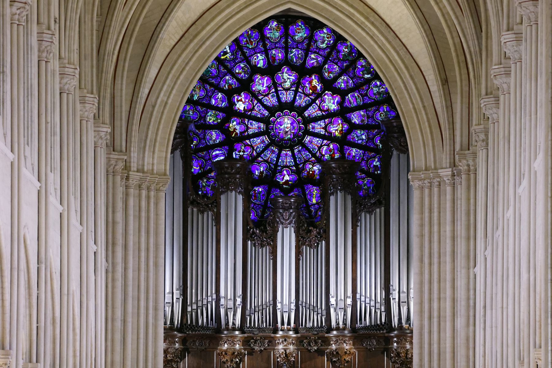 Esta fotografía muestra el rosetón occidental de la catedral de Notre-Dame durante una ceremonia para marcar la reapertura de la emblemática catedral, en el centro de París. AFP