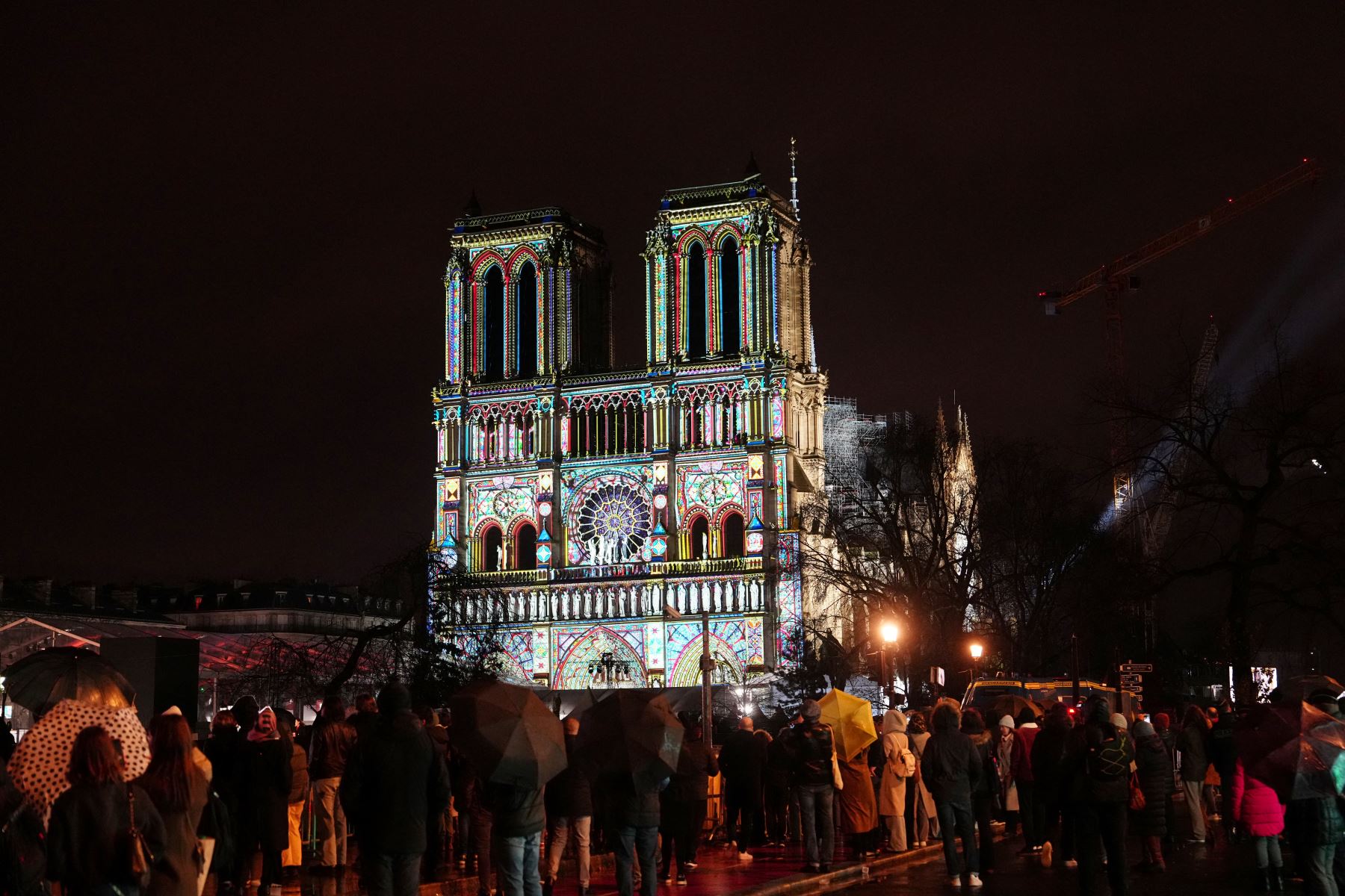 La catedral de Notre-Dame de París  reabrió sus puertas   luego de su restauración después de un devastador incendio que llevó al edificio de 860 años de antigüedad al borde del colapso hace cinco años. AFP