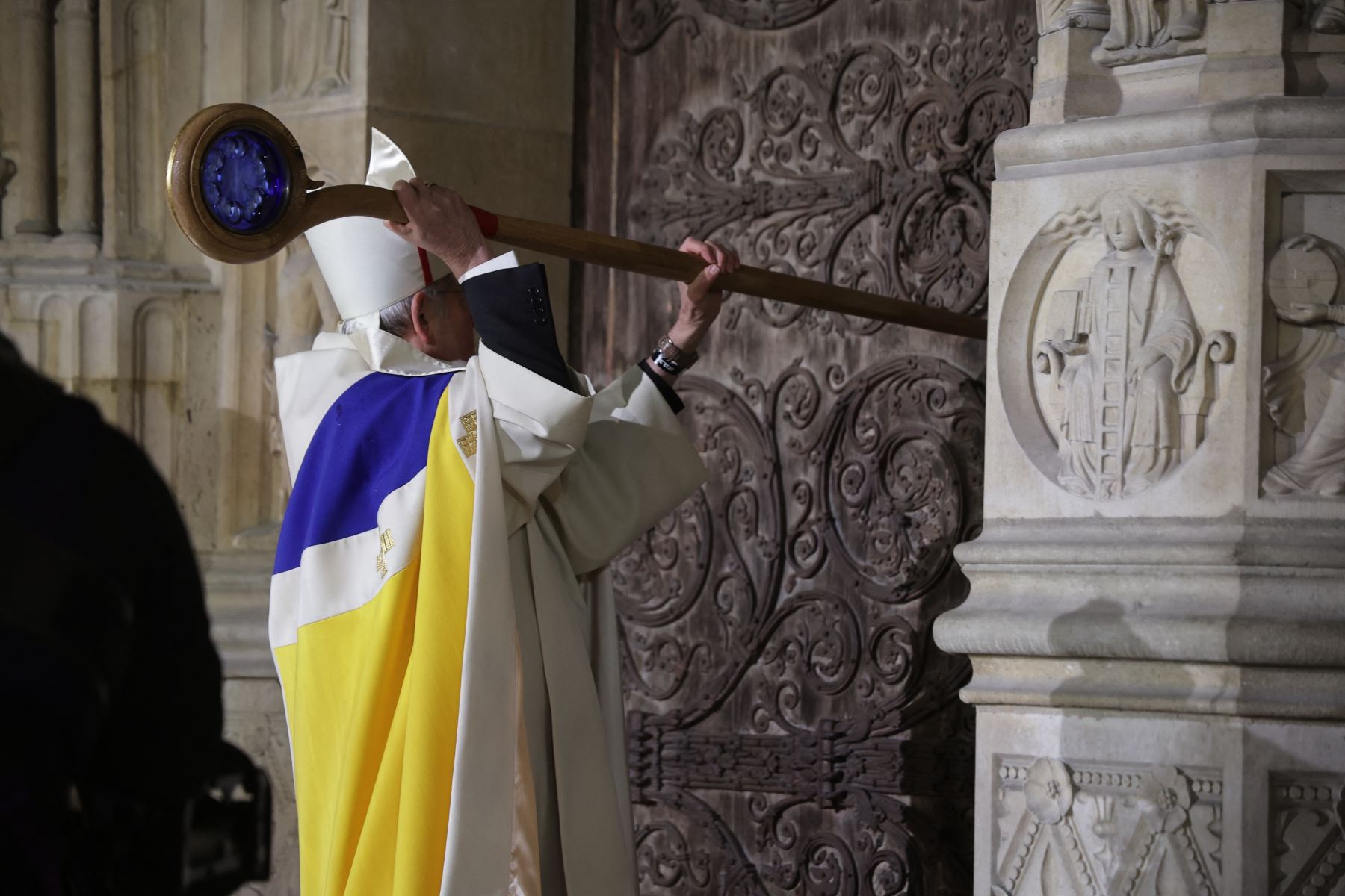 El arzobispo de París, Laurent Ulrich, llama a la puerta de la catedral de Notre-Dame durante una ceremonia para conmemorar la reapertura de la emblemática catedral. AFP