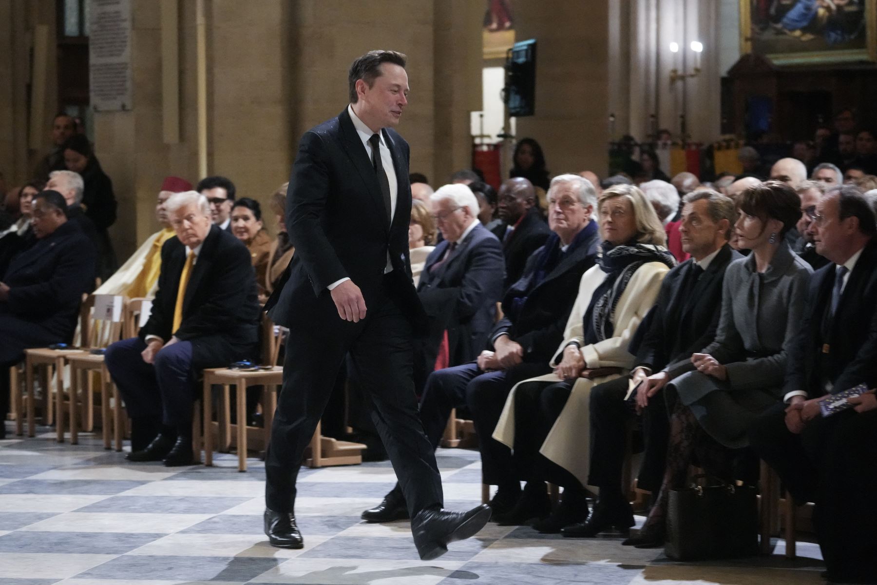 El ex presidente francés Francois Hollande, la cantante franco-italiana Carla Bruni-Sarkozy, el ex presidente francés Nicolas Sarkozy, Isabelle Altmayer y su marido, el Primer Ministro francés saliente, Michel Barnier, miran al CEO de Tesla, Elon Musk, llegando a asistir a una ceremonia para conmemorar la re -apertura de la emblemática catedral de Notre-Dame en el centro de París. AFP