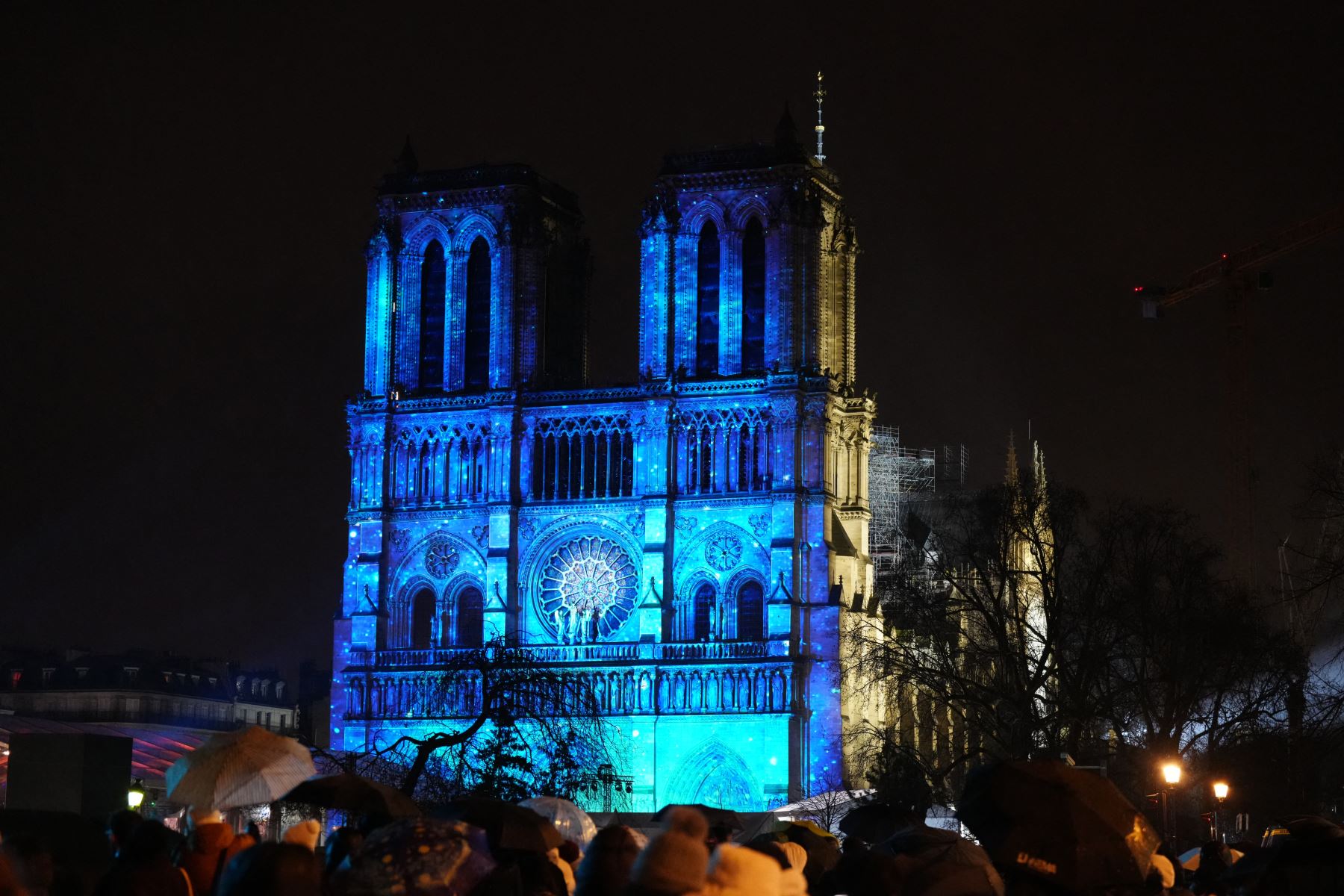 La Catedral de Notre-Dame iluminada durante una ceremonia para marcar la reapertura de la emblemática Catedral, en el centro de París. AFP