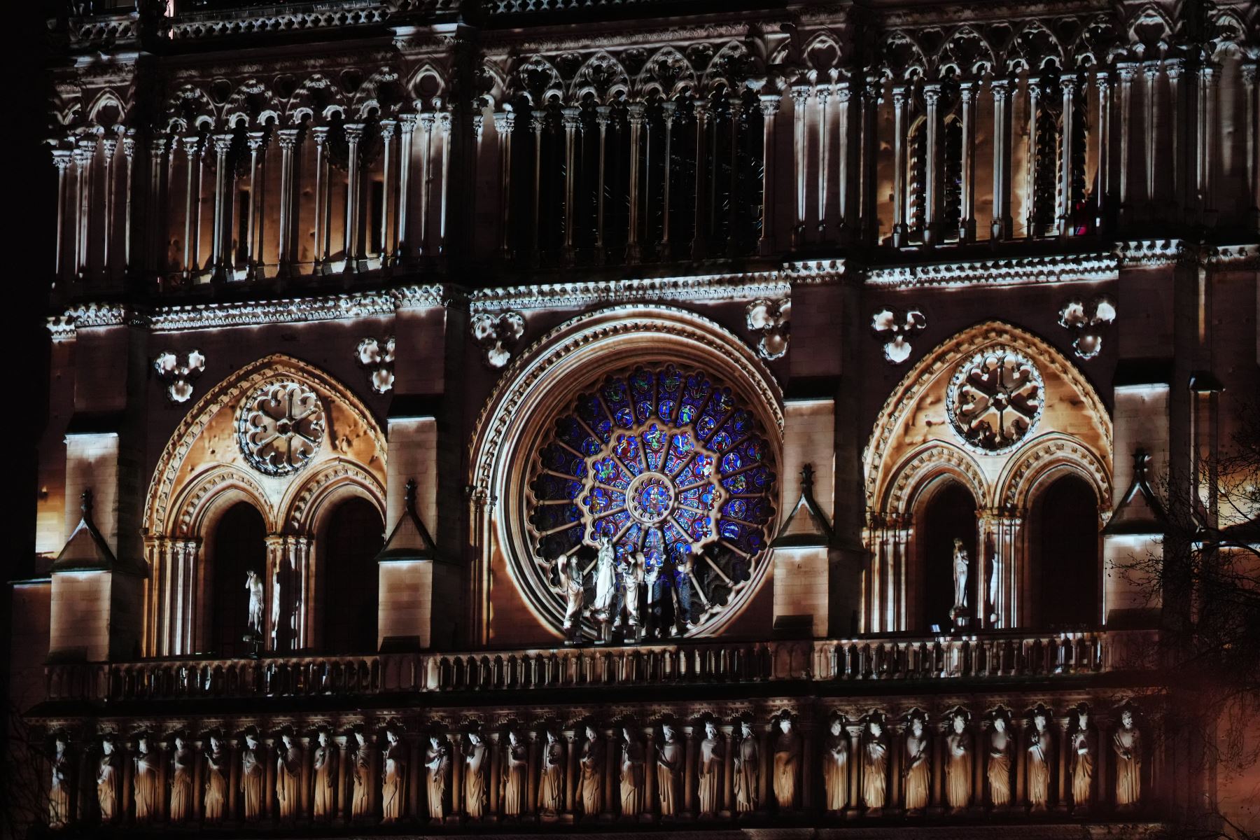 Notre-Dame ha sido meticulosamente restaurada. Sus gárgolas de piedra tallada han vuelto a su antigua gloria y las decoraciones de piedra blanca y oro brillan una vez más. AFP