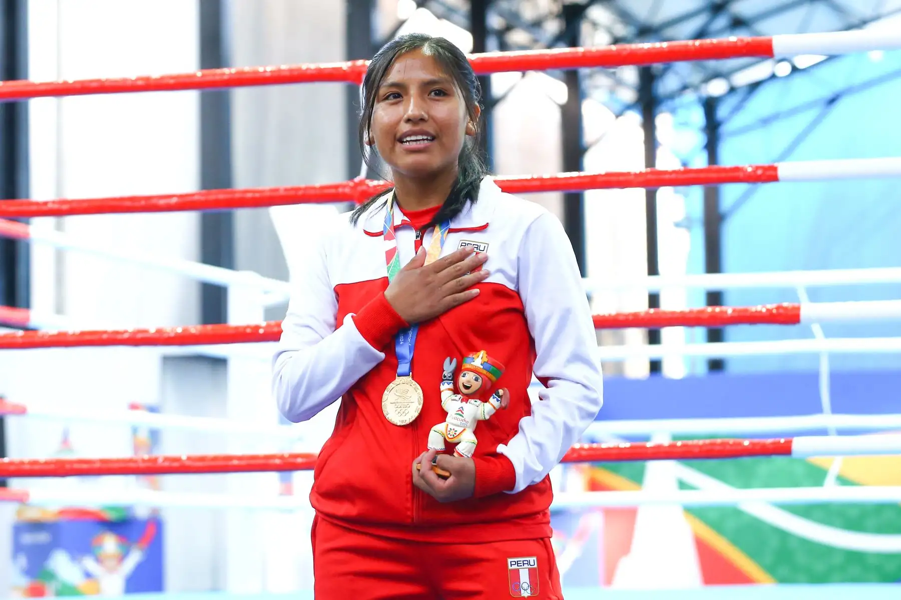 La deportista peruana Flor Maritza Vilcamichi Fernandez  gana la medalla de oro en la disciplina kickboxing en los Juegos Bolivarianos Bicentenario Ayacucho 2024. La competencia se desarrolló en el colegio Nuestra Señora de las Mercedes de Huamanga. Foto: ANDINA/ Eddy Ramos
