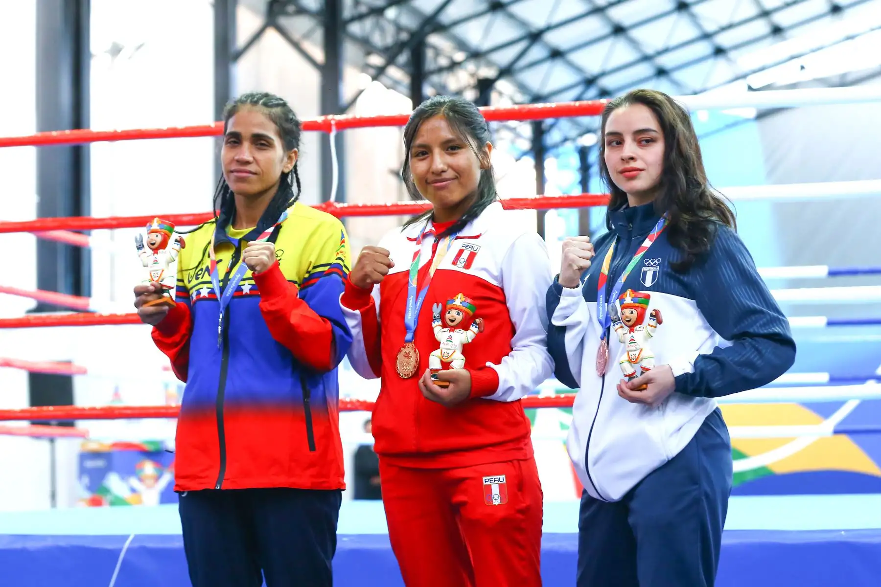 La deportista peruana Flor Maritza Vilcamichi Fernandez  gana la medalla de oro en la disciplina kickboxing en los Juegos Bolivarianos Bicentenario Ayacucho 2024. La competencia se desarrolló en el colegio Nuestra Señora de las Mercedes de Huamanga. Foto: ANDINA/ Eddy Ramos