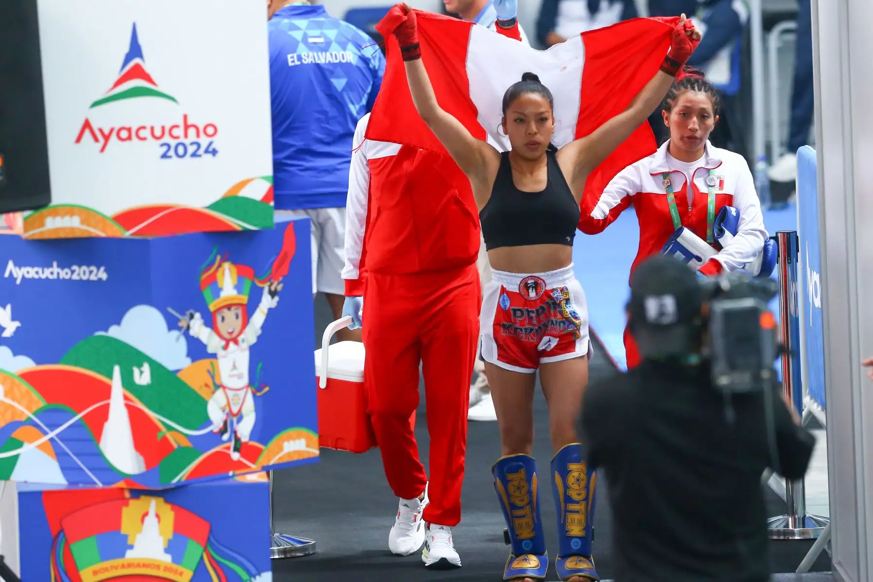 La deportista peruana Mavet Yupanqui Torres gana la medalla de oro en la disciplina kickboxing en los Juegos Bolivarianos Bicentenario Ayacucho 2024. La competencia se desarrolló en el colegio Nuestra Señora de las Mercedes de Huamanga. Foto: ANDINA/ Eddy Ramos