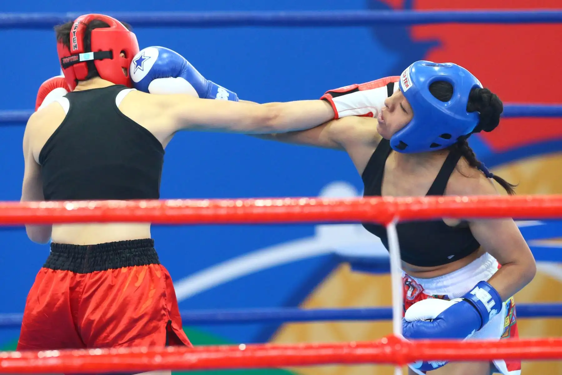 La deportista peruana Mavet Yupanqui Torres gana la medalla de oro en la disciplina kickboxing en los Juegos Bolivarianos Bicentenario Ayacucho 2024. La competencia se desarrolló en el colegio Nuestra Señora de las Mercedes de Huamanga. Foto: ANDINA/ Eddy Ramos