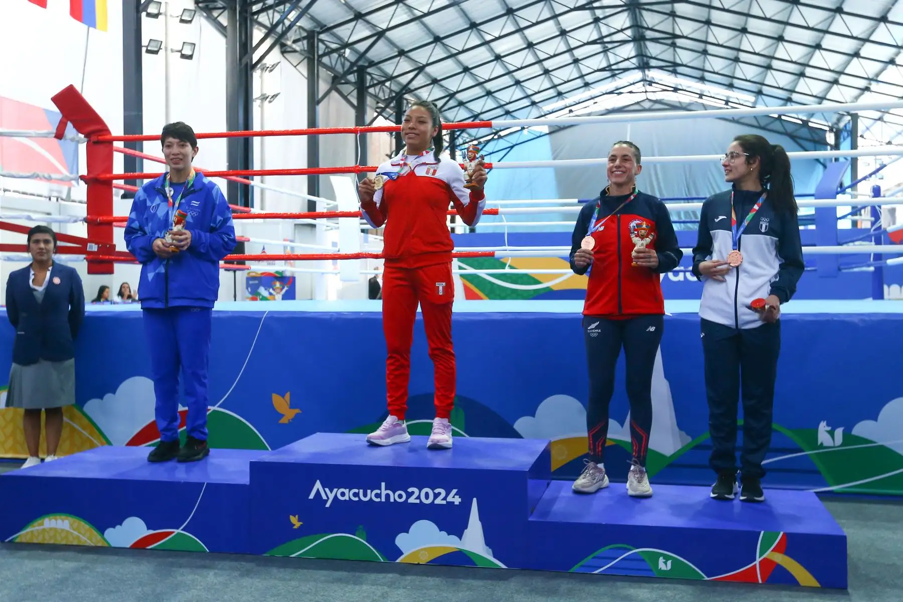 La deportista peruana Mavet Yupanqui Torres gana la medalla de oro en la disciplina kickboxing en los Juegos Bolivarianos Bicentenario Ayacucho 2024. La competencia se desarrolló en el colegio Nuestra Señora de las Mercedes de Huamanga. Foto: ANDINA/ Eddy Ramos