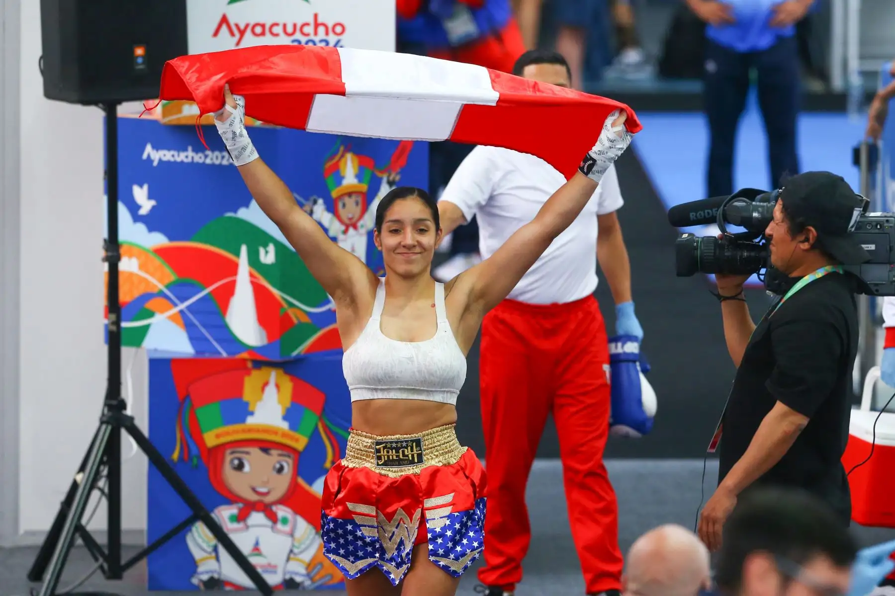 La deportista peruana Ana Cecilia Medina García gana la medalla de oro en la disciplina kickboxing en los Juegos Bolivarianos Bicentenario Ayacucho 2024. La competencia se desarrolló en el colegio Nuestra Señora de las Mercedes de Huamanga. Foto: ANDINA/ Eddy Ramos