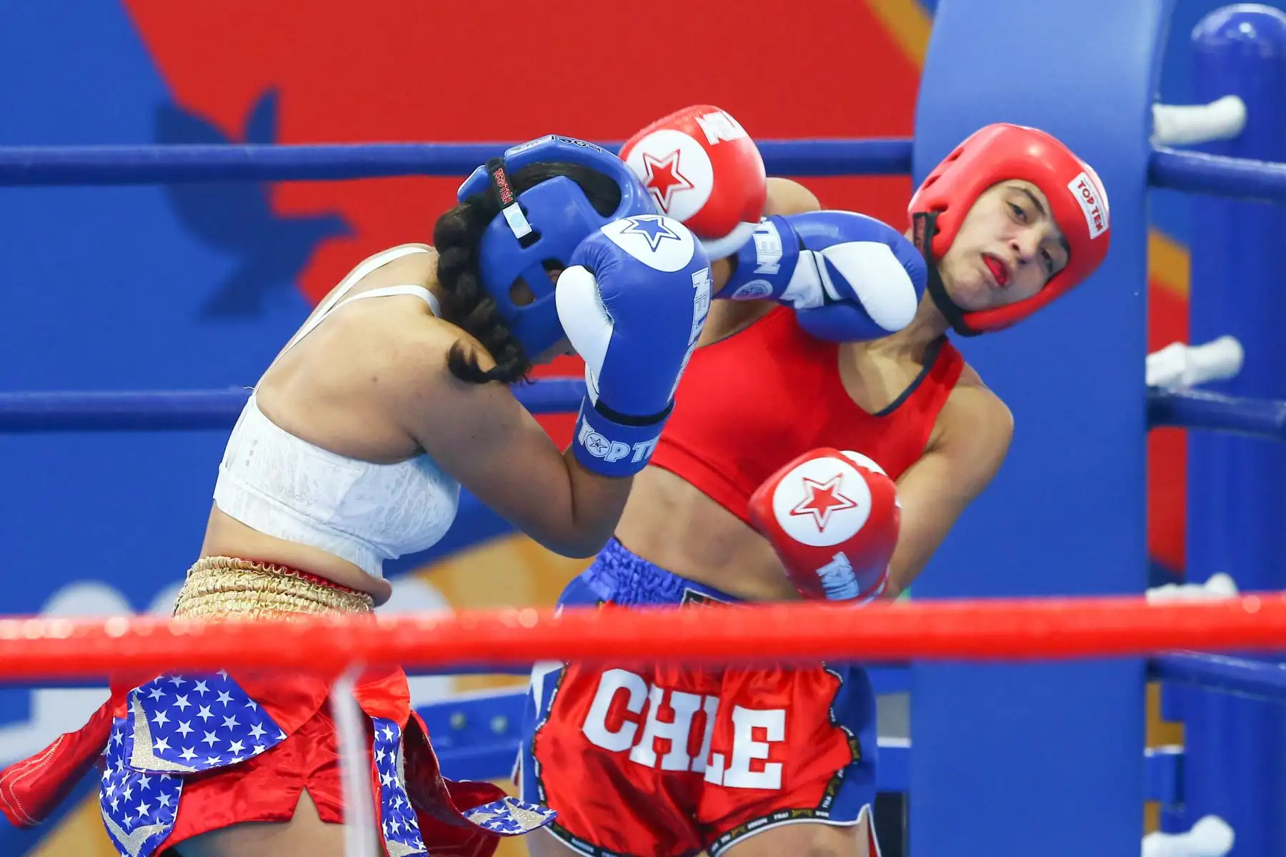 La deportista peruana Ana Cecilia Medina García gana la medalla de oro en la disciplina kickboxing en los Juegos Bolivarianos Bicentenario Ayacucho 2024. La competencia se desarrolló en el colegio Nuestra Señora de las Mercedes de Huamanga. Foto: ANDINA/ Eddy Ramos