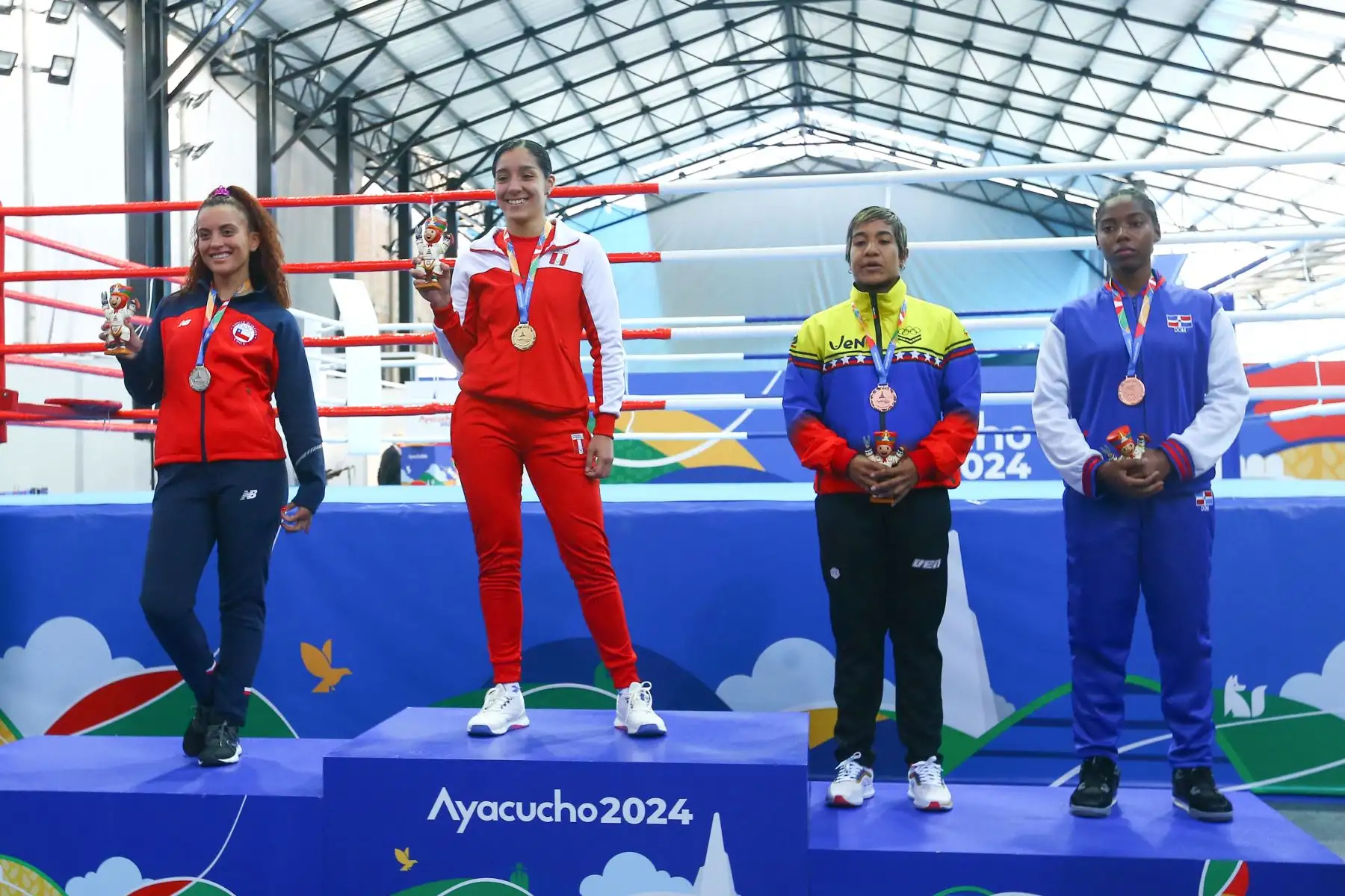 La deportista peruana Ana Cecilia Medina García gana la medalla de oro en la disciplina kickboxing en los Juegos Bolivarianos Bicentenario Ayacucho 2024. La competencia se desarrolló en el colegio Nuestra Señora de las Mercedes de Huamanga. Foto: ANDINA/ Eddy Ramos
