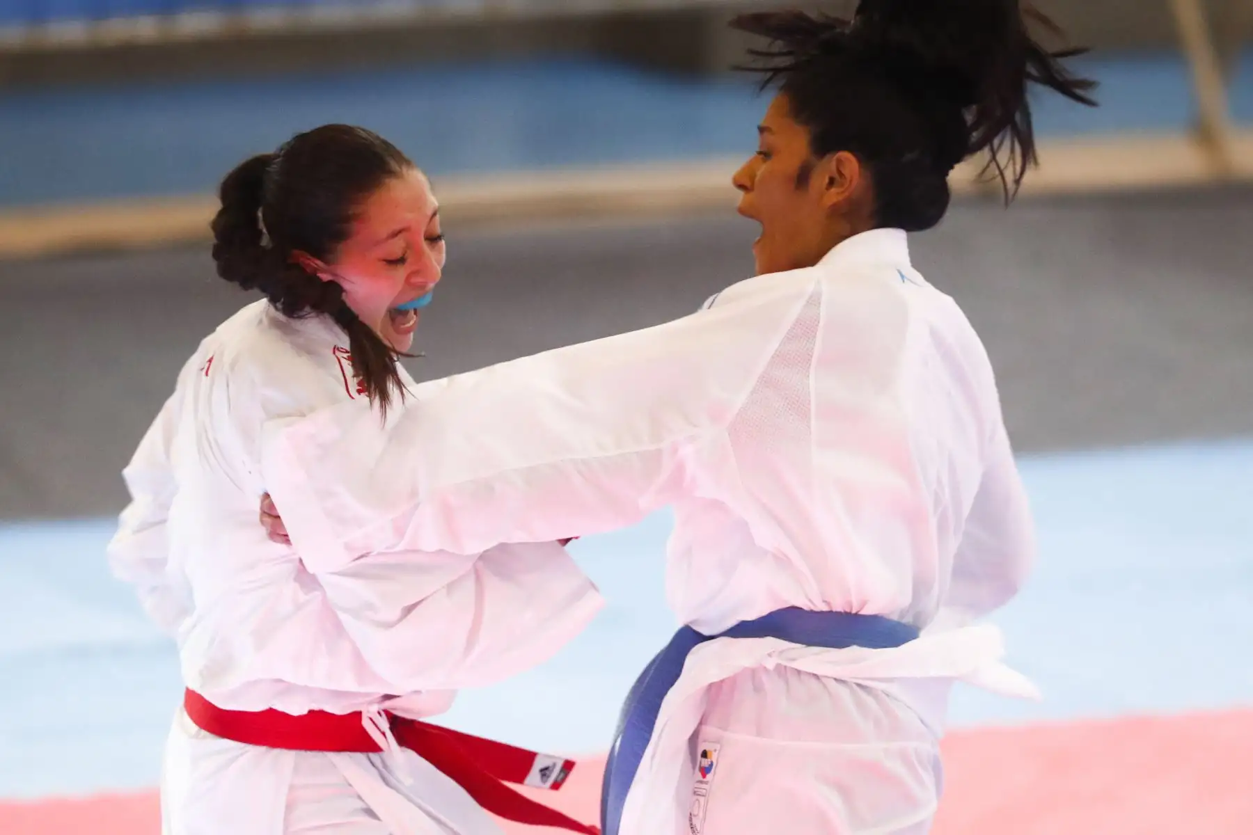 La peleadora peruana Sol Karina Cabrera Aragón obtuvo la medalla de plata en el torneo de karate categoría 61kg femenina de los Juegos Bolivarianos Bicentenario Ayacucho 2024, tras pelear la final contra la representante de Ecuador, Amy Dallana López Rodríguez, en el coliseo del colegio Mariscal Cáceres de Huamanga el sábado 7 de diciembre. Foto: ANDINA/Daniel Bracamonte