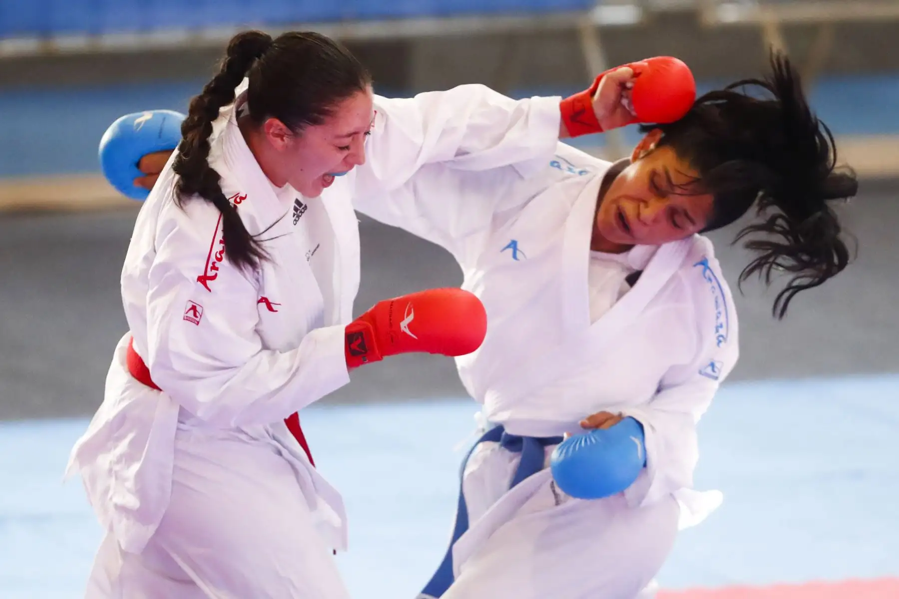 La peleadora peruana Sol Karina Cabrera Aragón obtuvo la medalla de plata en el torneo de karate categoría 61kg femenina de los Juegos Bolivarianos Bicentenario Ayacucho 2024, tras pelear la final contra la representante de Ecuador, Amy Dallana López Rodríguez, en el coliseo del colegio Mariscal Cáceres de Huamanga el sábado 7 de diciembre. Foto: ANDINA/Daniel Bracamonte