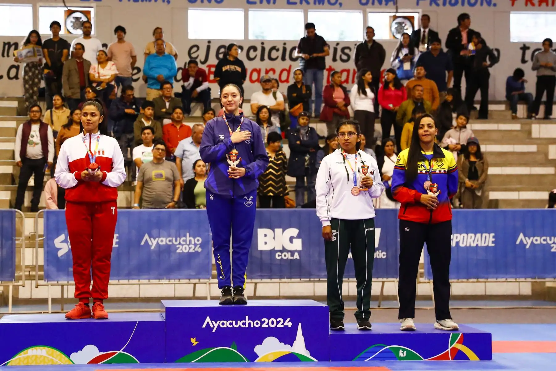 La peleadora peruana Sol Karina Cabrera Aragón obtuvo la medalla de plata en el torneo de karate categoría 61kg femenina de los Juegos Bolivarianos Bicentenario Ayacucho 2024, tras pelear la final contra la representante de Ecuador, Amy Dallana López Rodríguez, en el coliseo del colegio Mariscal Cáceres de Huamanga el sábado 7 de diciembre. Foto: ANDINA/Daniel Bracamonte